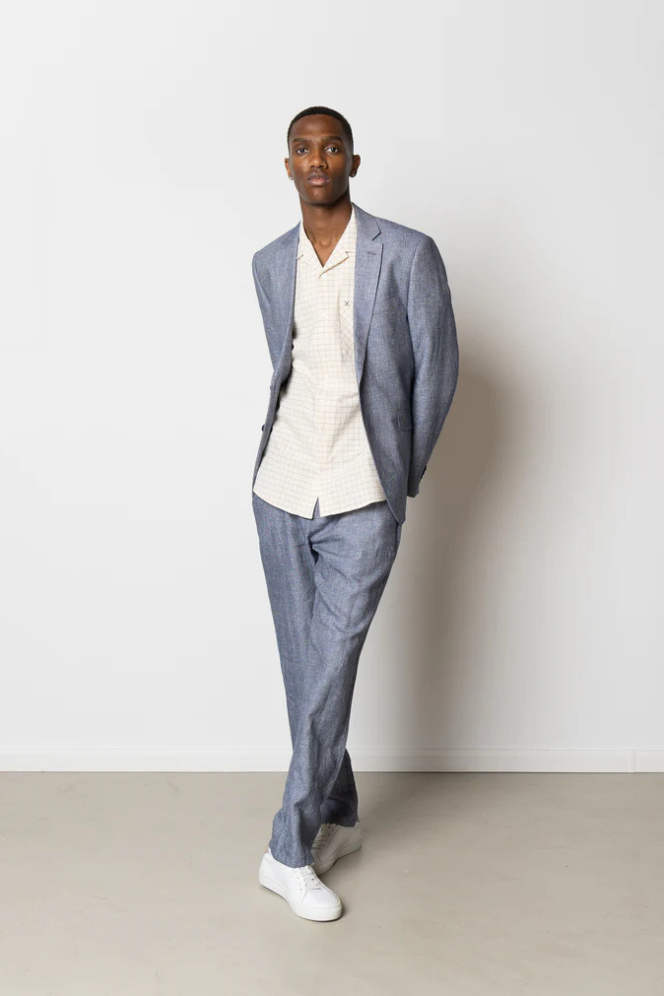 Model wearing the Clean Cut Copenhagen roman linen unconstructed blazer in navy melange. Front view