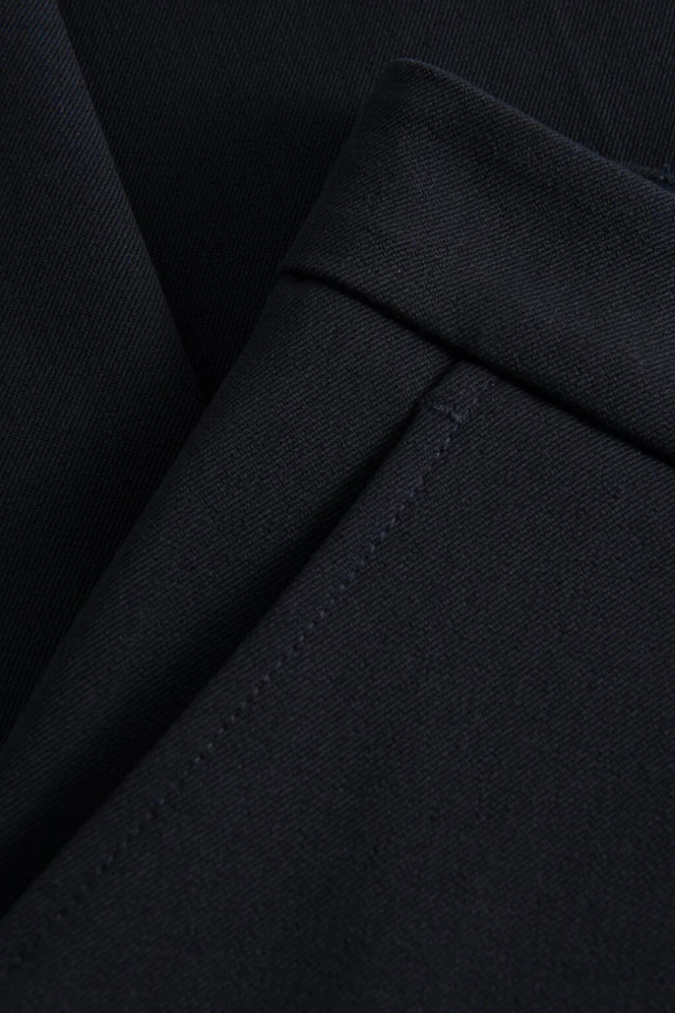 Les Deux como reg suit pants in dark navy. Close seam view