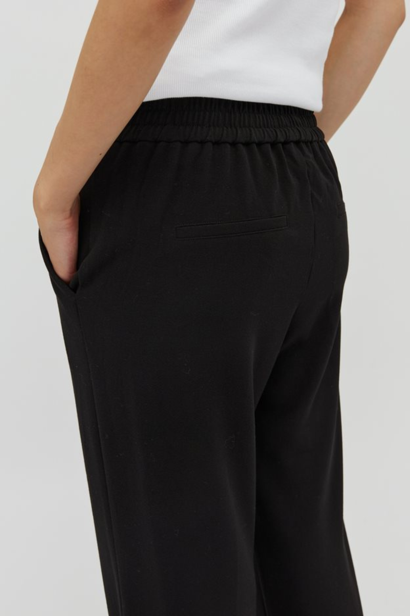 Model wearing the Mbym nina edviwa pants in black. Close back view