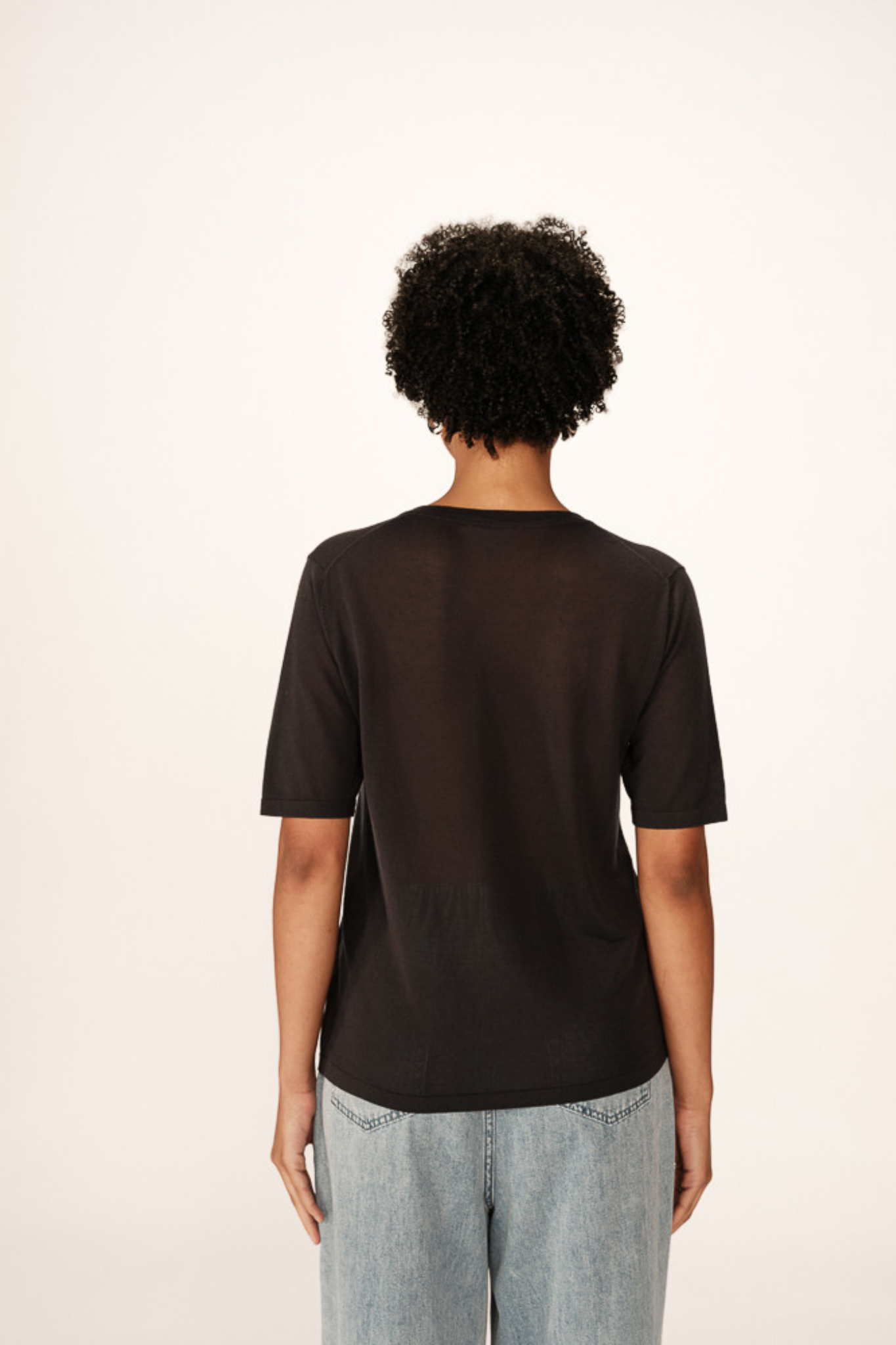 Model wearing the Grace & Mila padoue top in anthracite. Back view