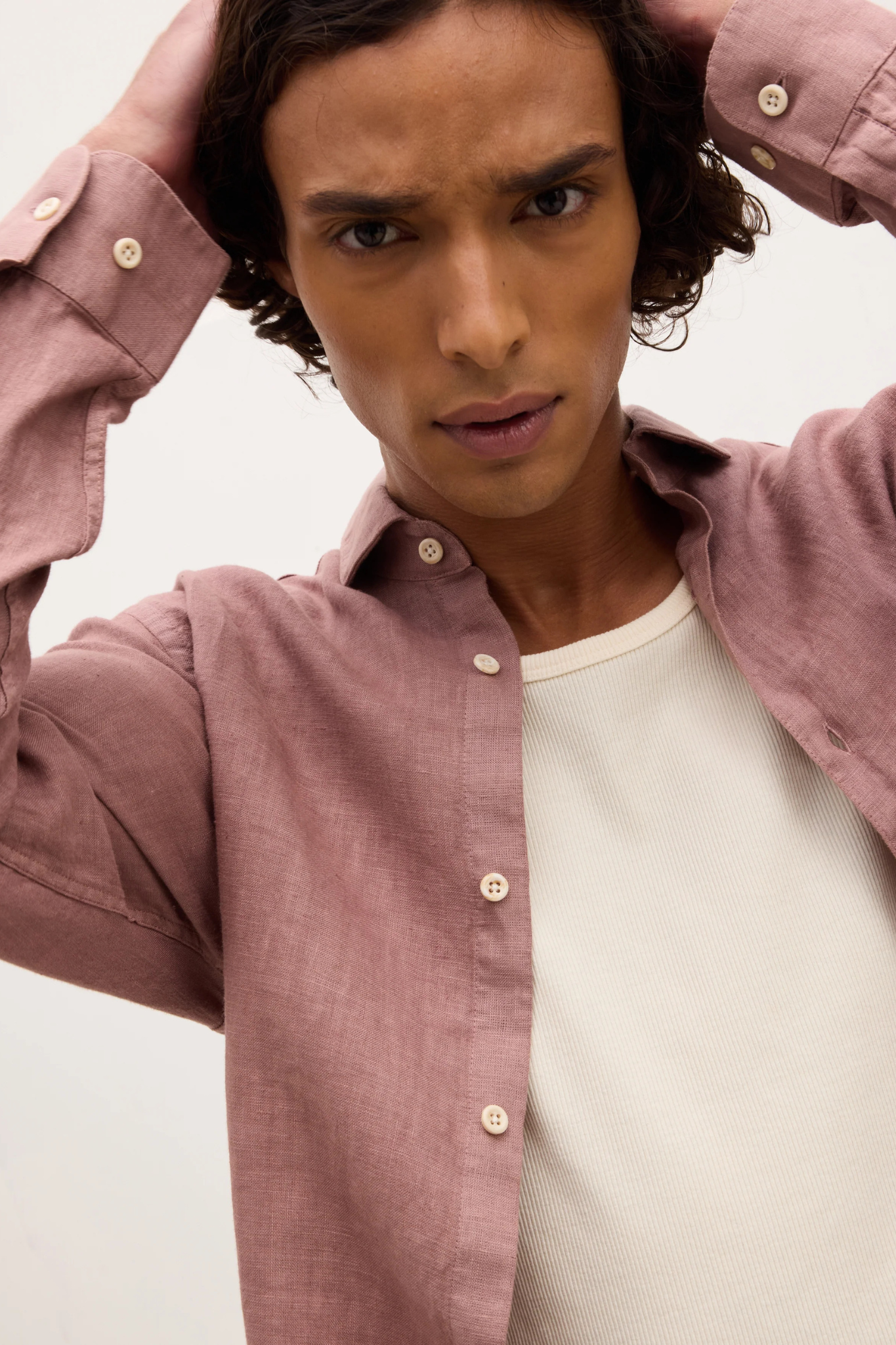 Model wearing the Goodpeople soho shirt in rose brown. Close front view