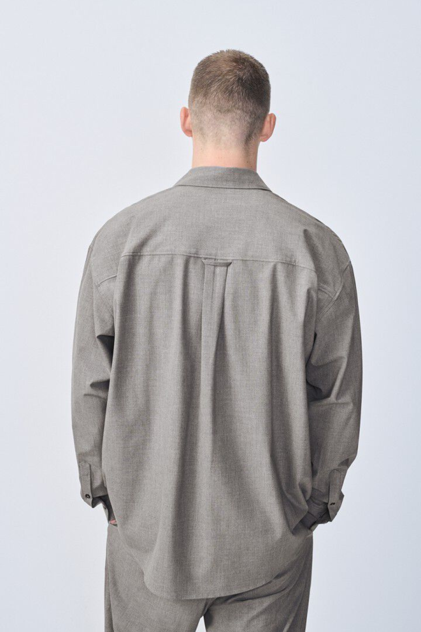Model wearing the American Vintage kabird shirt in anthracite. Back view