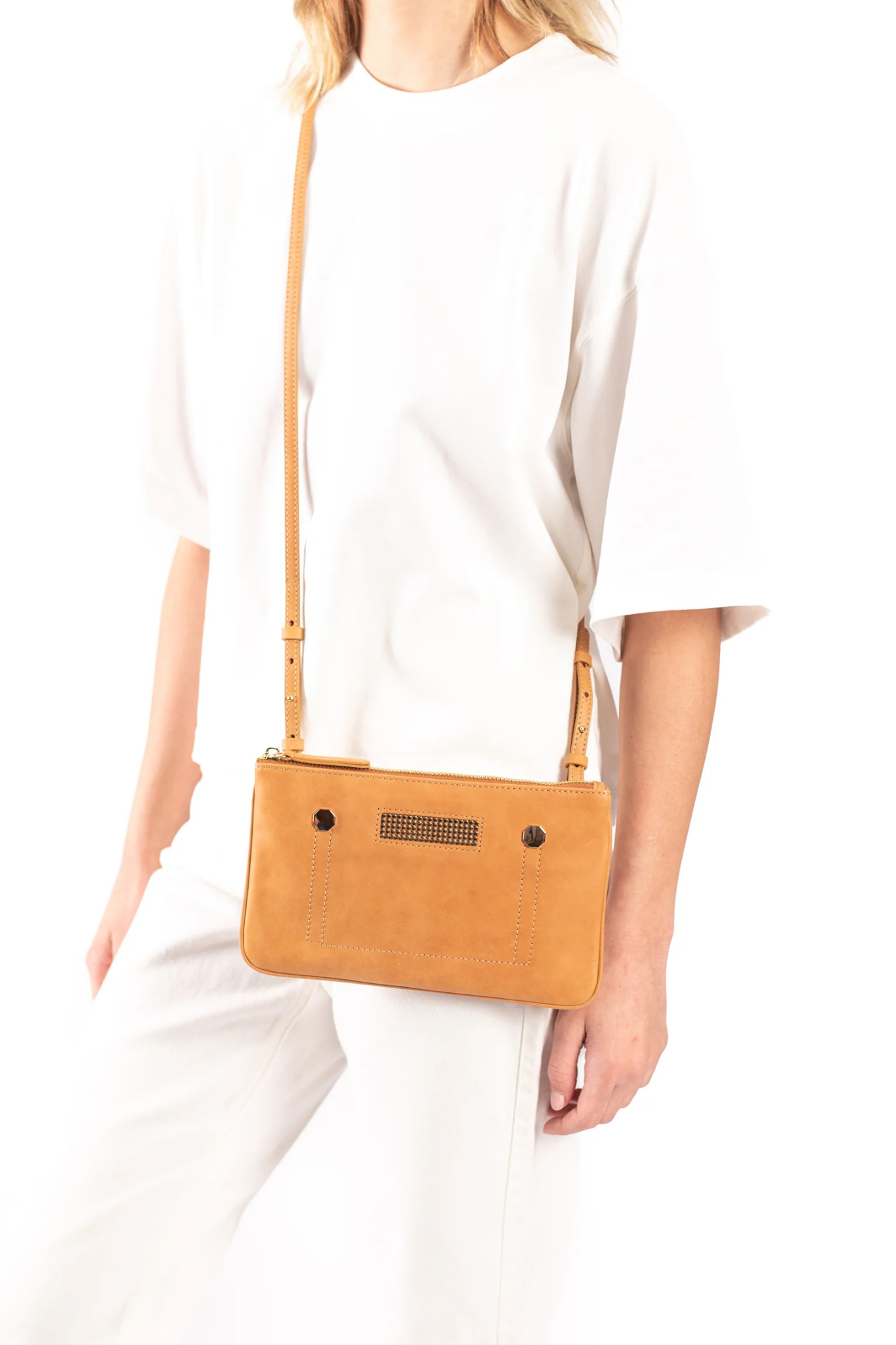 Model wearing the Clio Goldbrenner camel mini classic bag. Front view