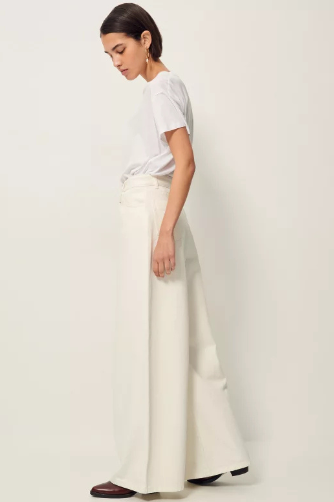 Model wearing the Sessun dalt 5 pockets jeans in white. Side view