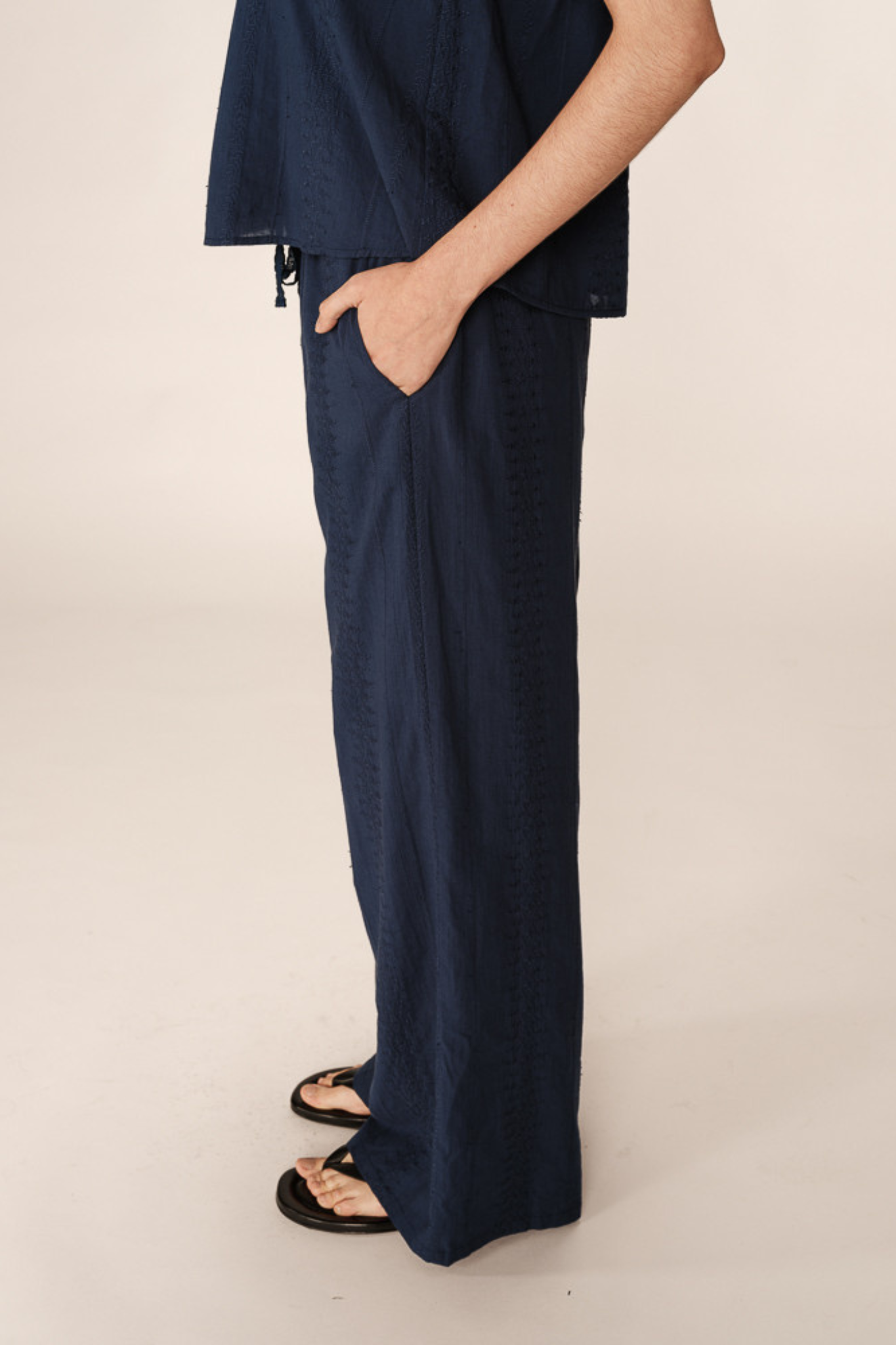 Model wearing the Grace & Mila piccoli pants in marine. Side view