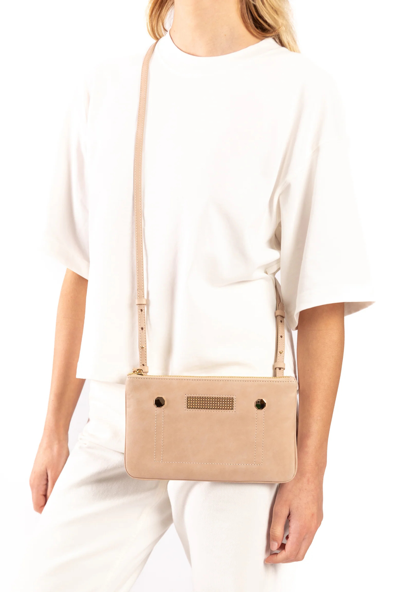 Model wearing the Clio Goldbrenner sand mini classic bag. Front view