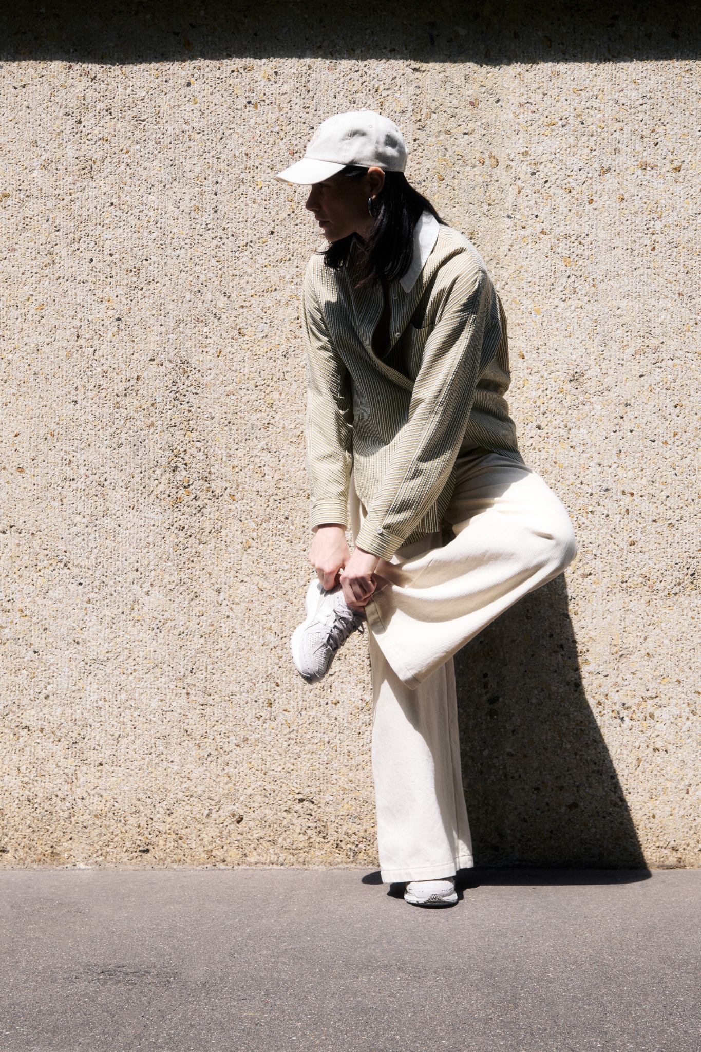 Model wearing the JIJI carmen pants in beige. Front view