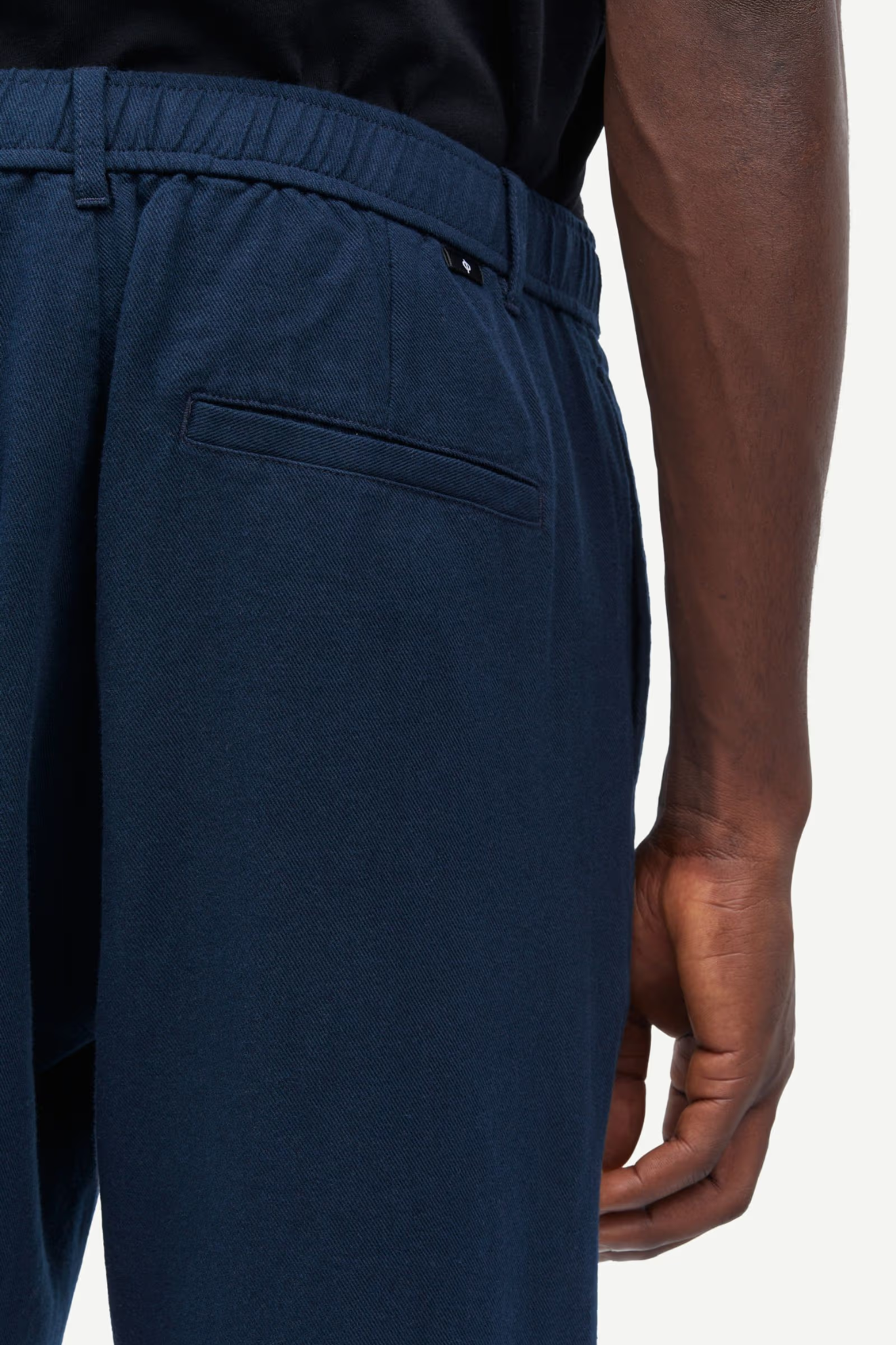 Model wearing the Samsoe Samsoe sabertil pants in blue. Back pocket view