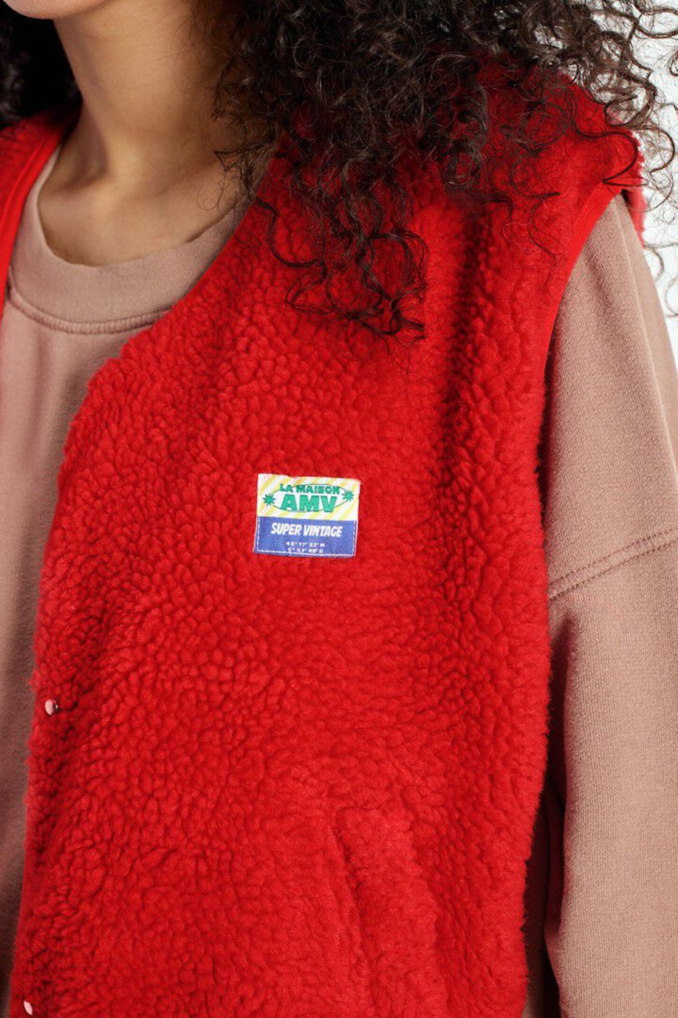 HOKTOWN SLEEVELEES JACKET - LOVE