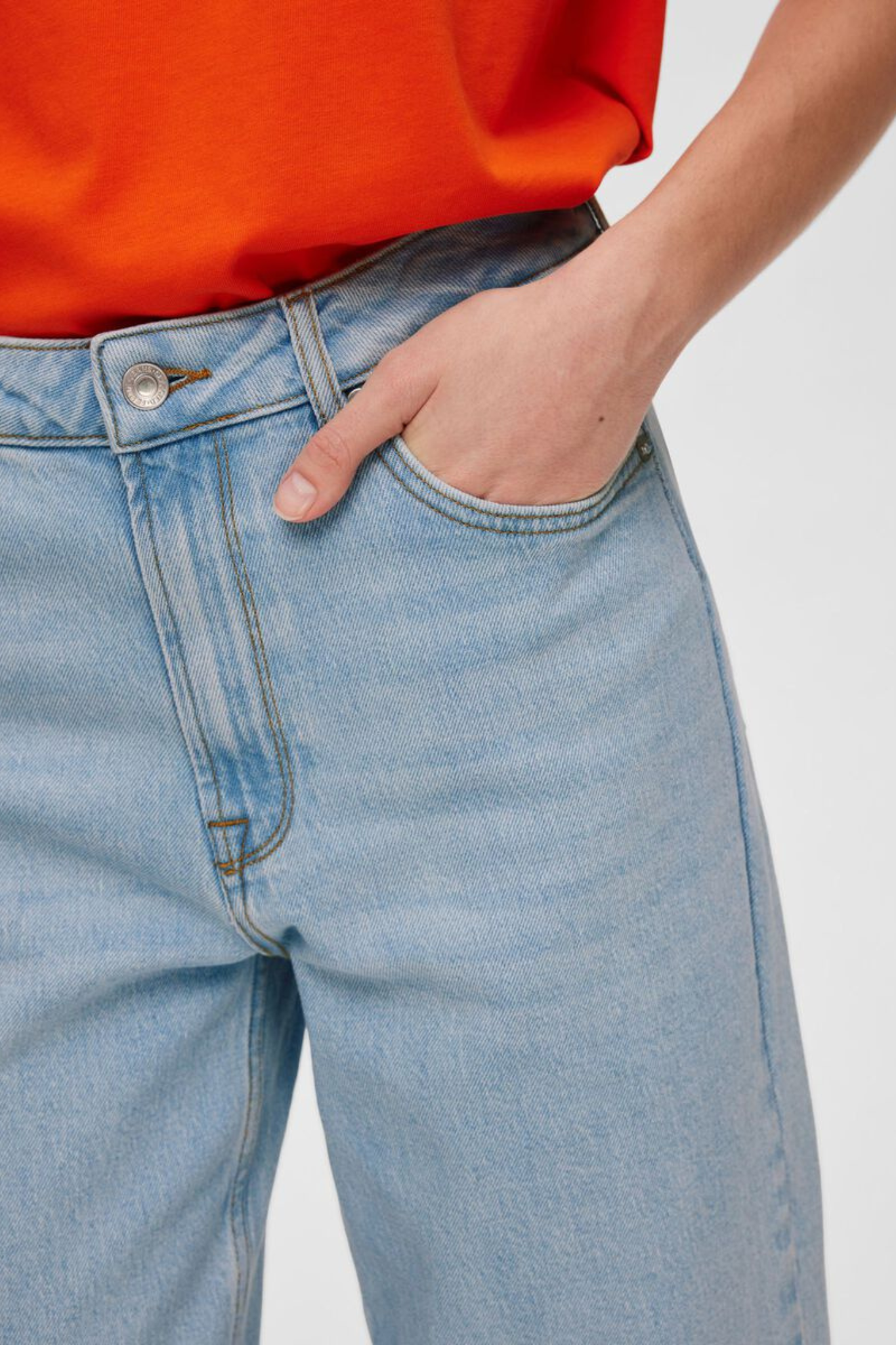 Model wearing the Selected Femme alice wide long sky blue jeans in light blue denim. Close front view