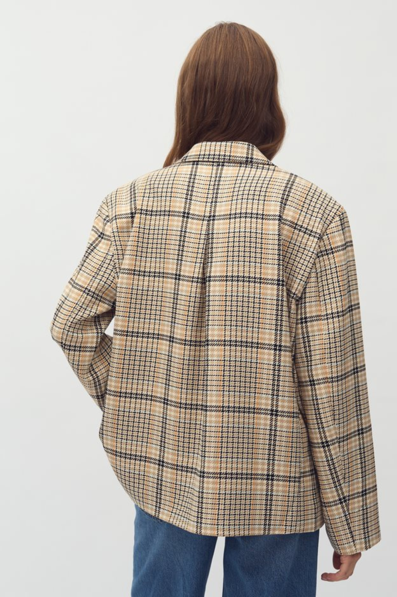 Model wearing the Mbym ambra lua check blazer in brown. Back view