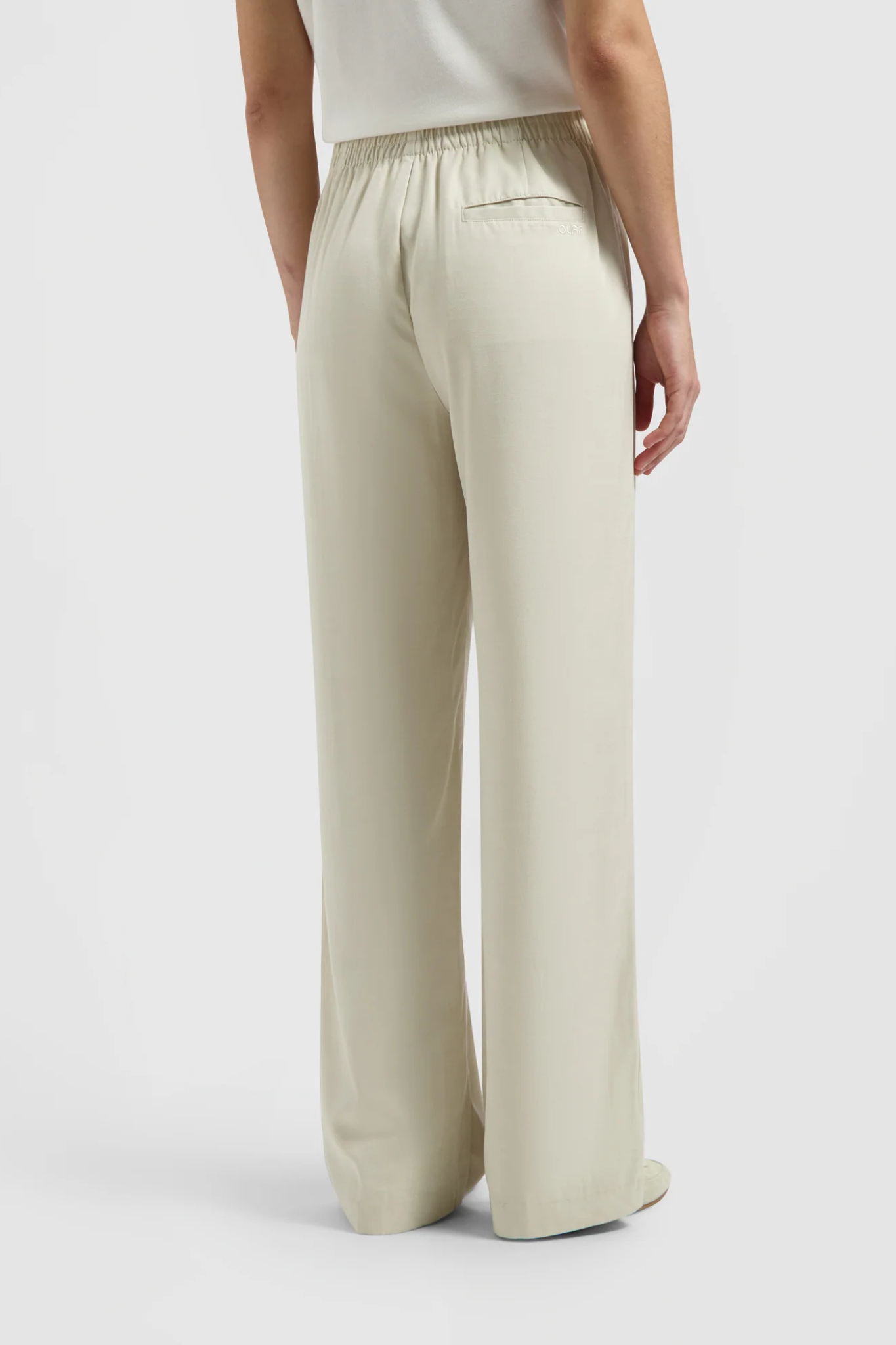 Model wearing the Olaf pintuck elasticated pants in off white. Back view