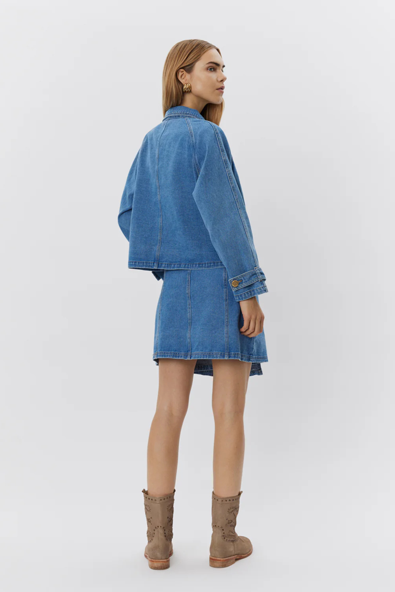 Model wearing the Sofie Schnoor thina skirt in denim blue. Back view