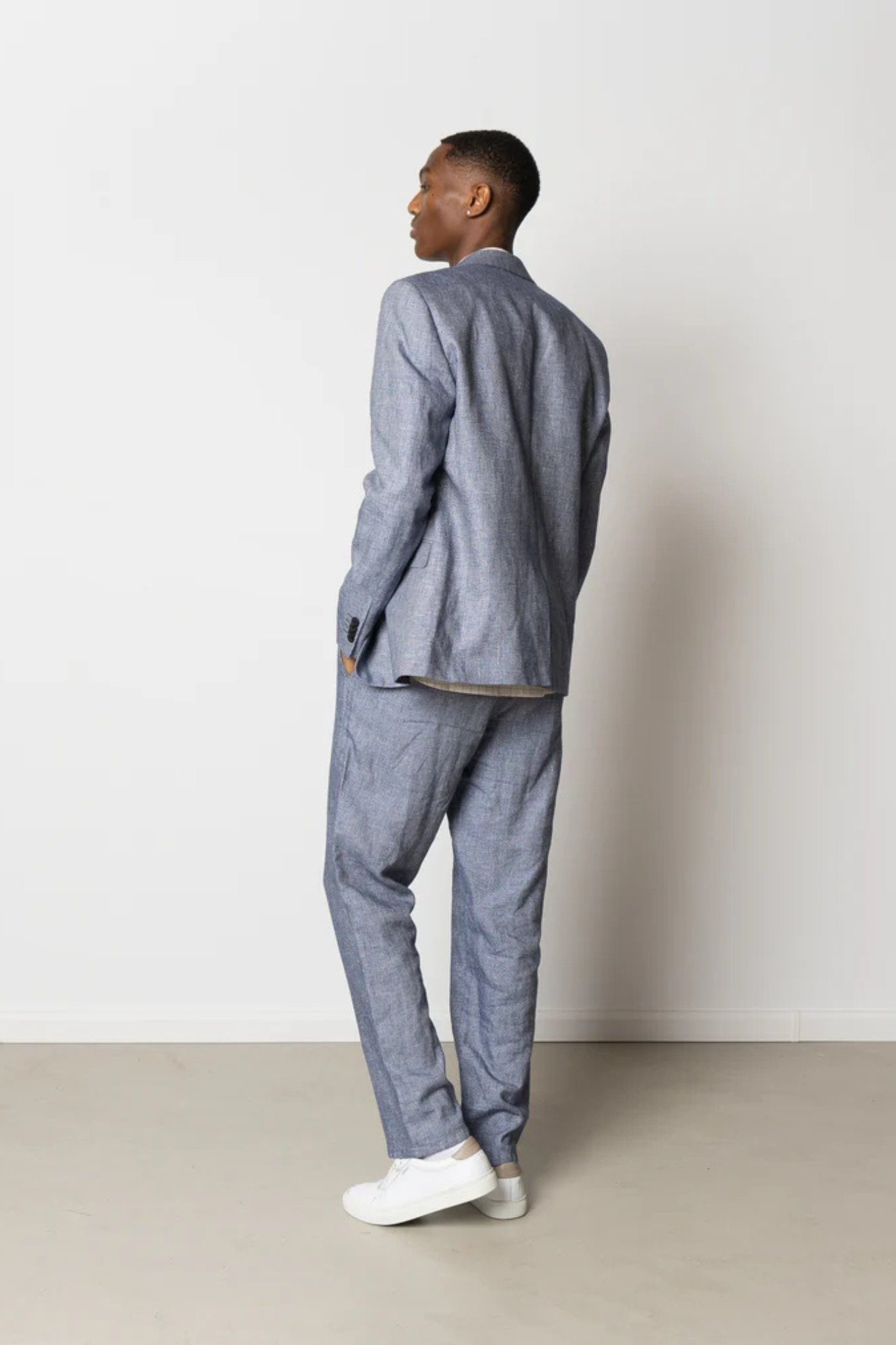 Model wearing the Clean Cut Copenhagen roman linen unconstructed blazer in navy melange. Back view