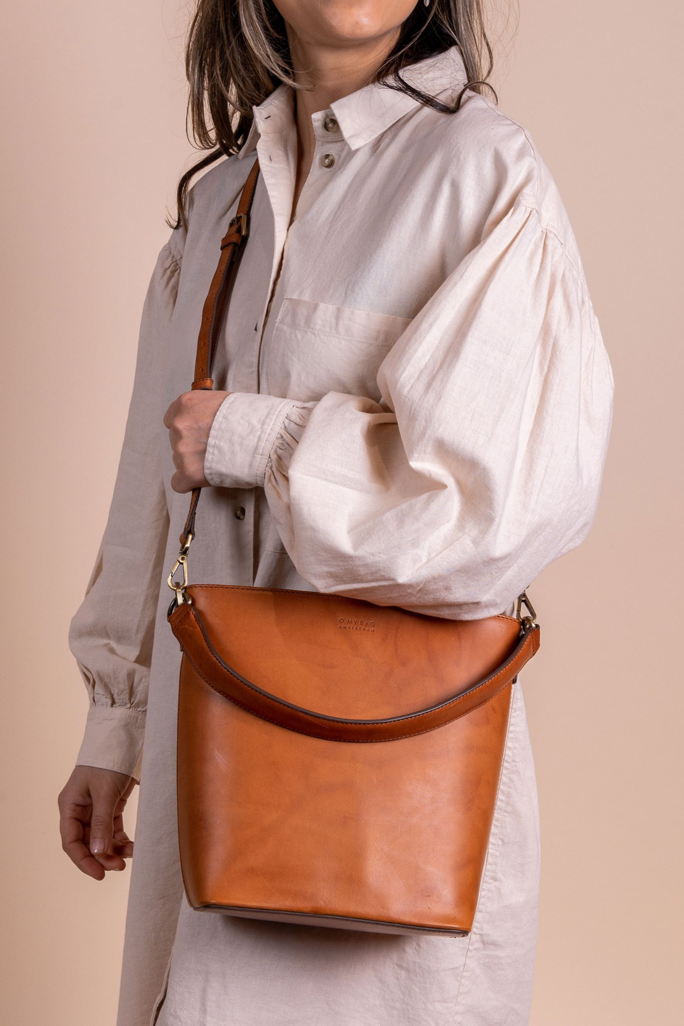 BOBBI BUCKET MAXI BAG - COGNAC CLASSIC LEATHER