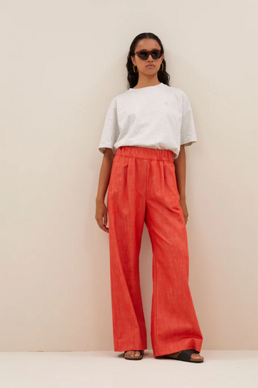 Model wearing the By-Bar Benji twill pants in poppy red. Front view