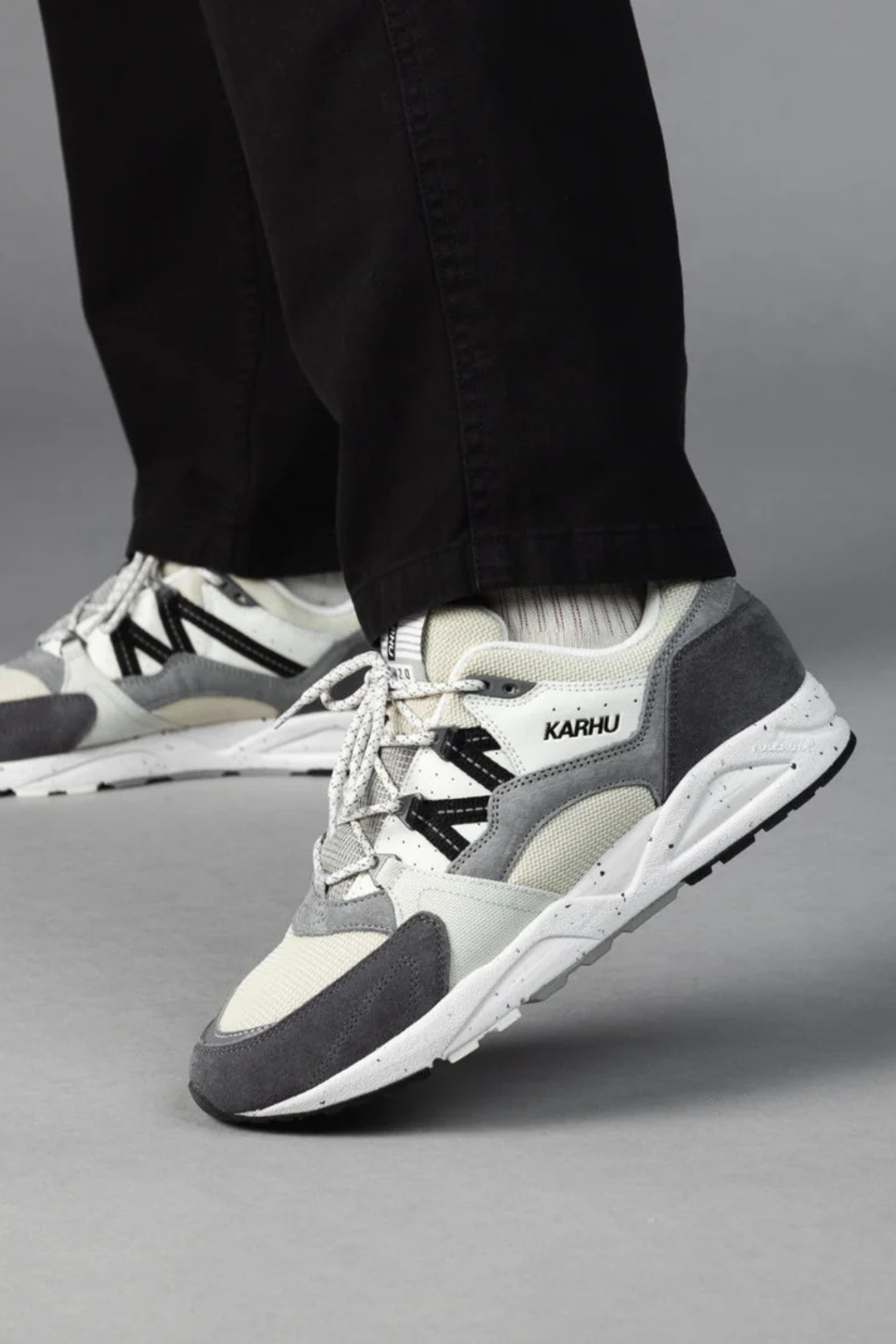 Karhu fusion 2.0 men sneakers in limestone, grey and black. Side view