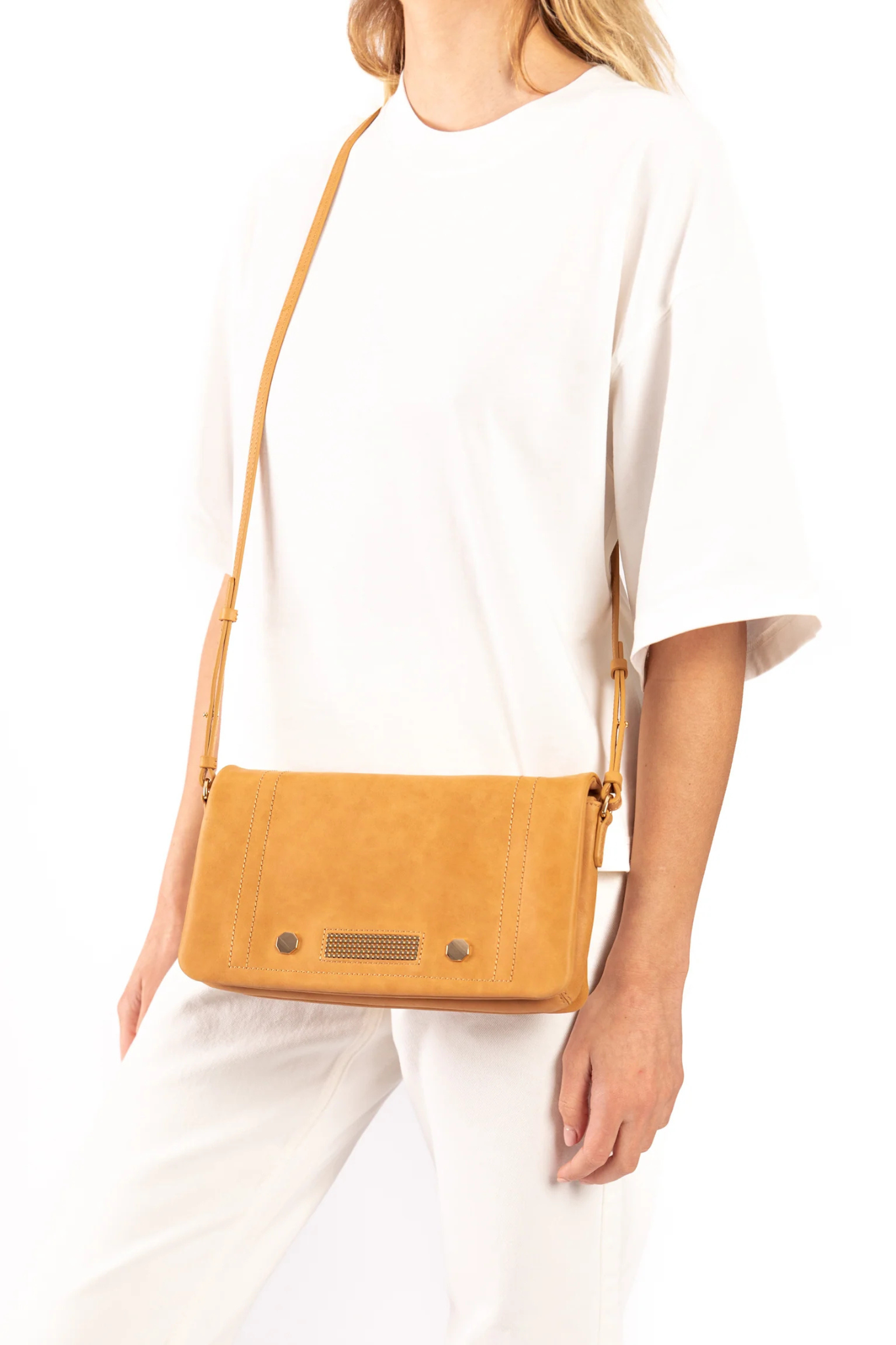 Model wearing the Clio Goldbrenner classic camel comus bag. Front view