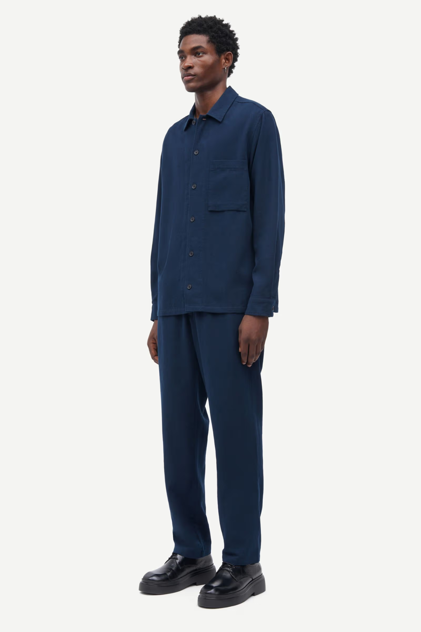 Model wearing the Samsoe Samsoe sadamon go overshirt in blue. Front view