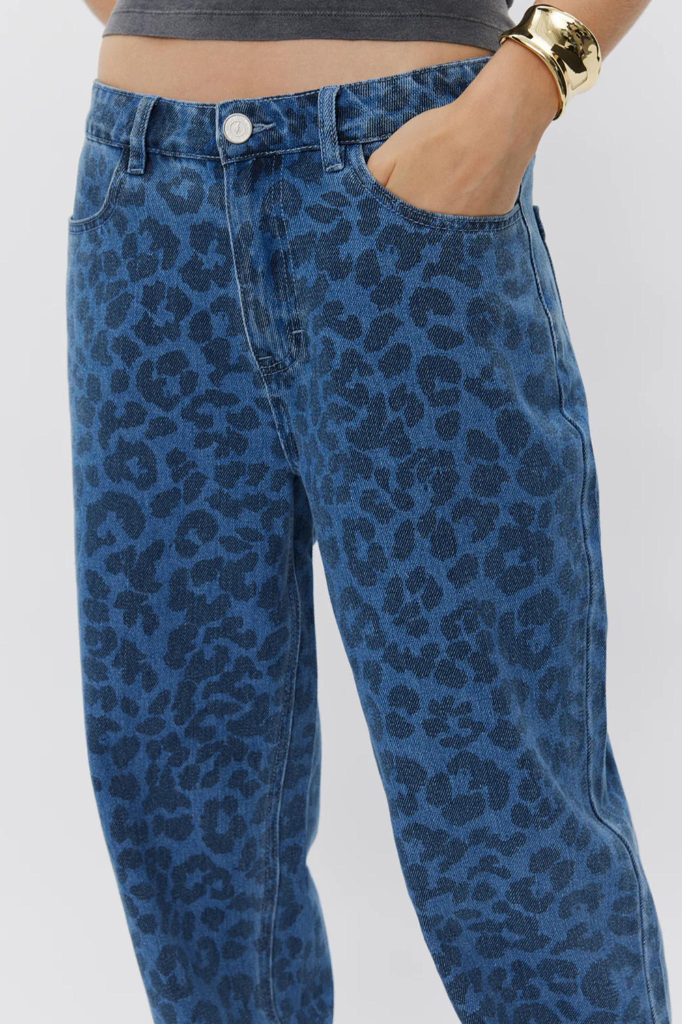 Model wearing the Sofie Schnoor Tokyo jeans in leopard denim blue. Close front view