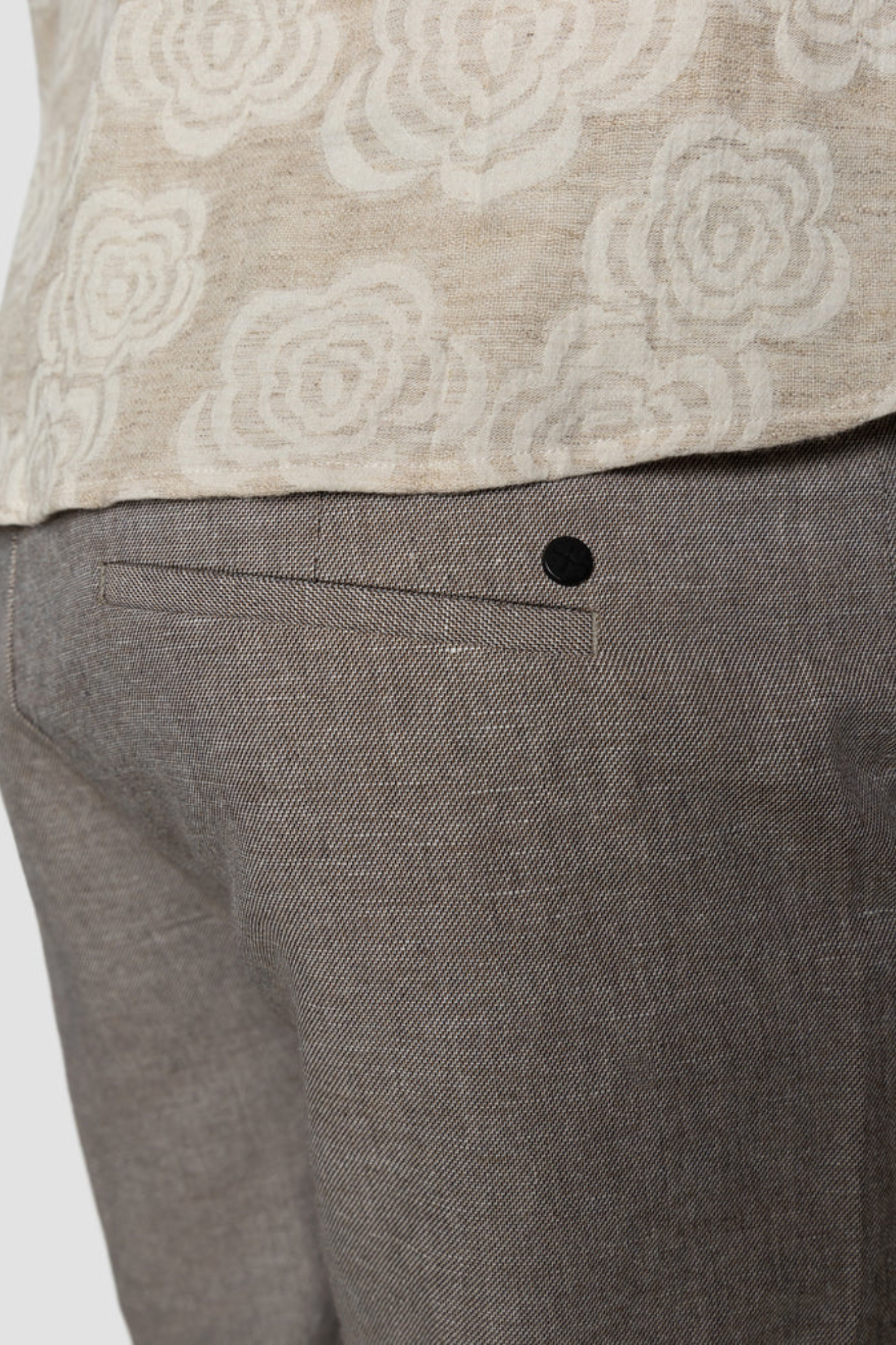 Model wearing the Clean Cut Copenhagen roman linen pants in khaki melange. Close pocket view