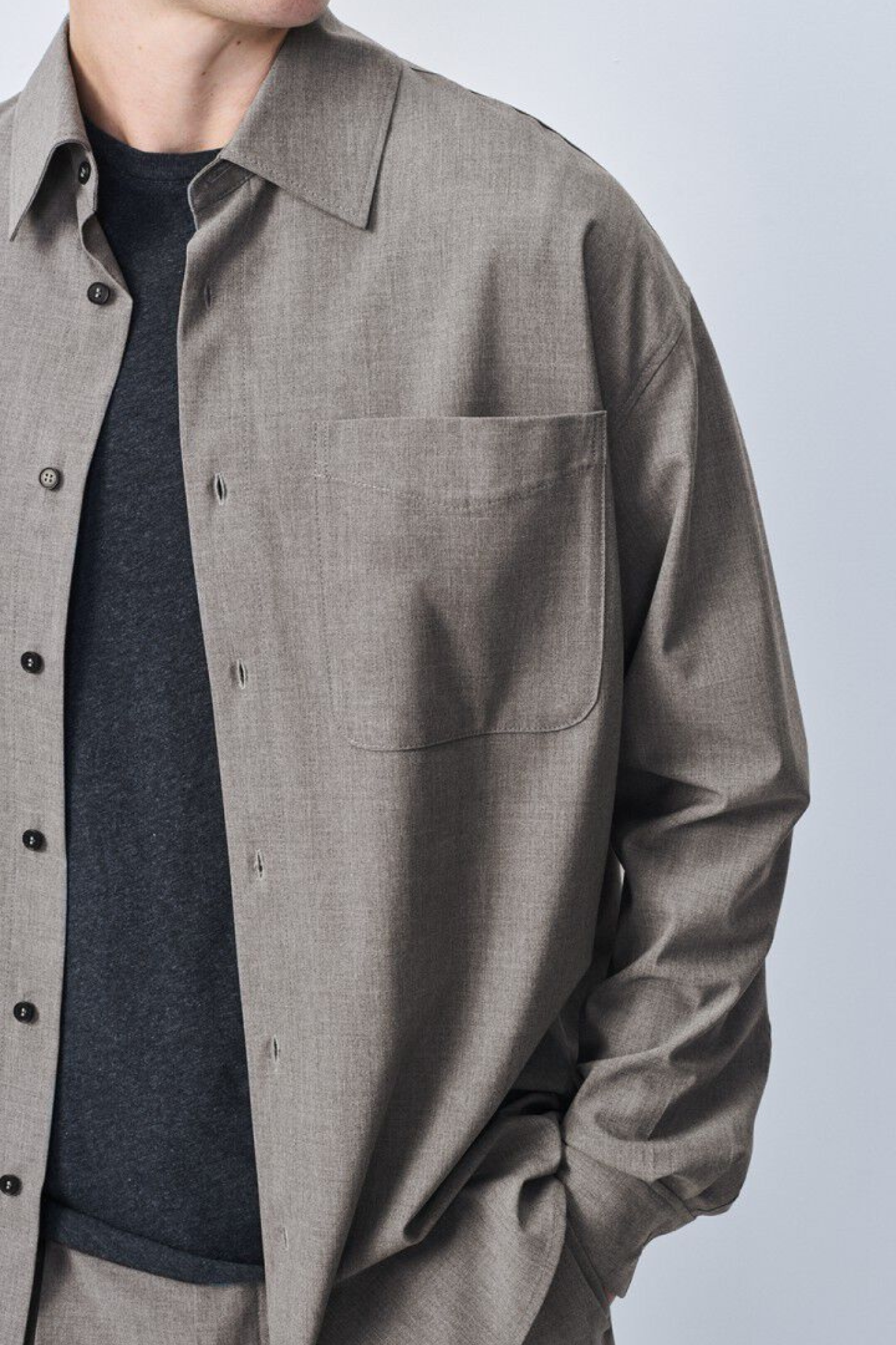 Model wearing the American Vintage kabird shirt in anthracite. Front view