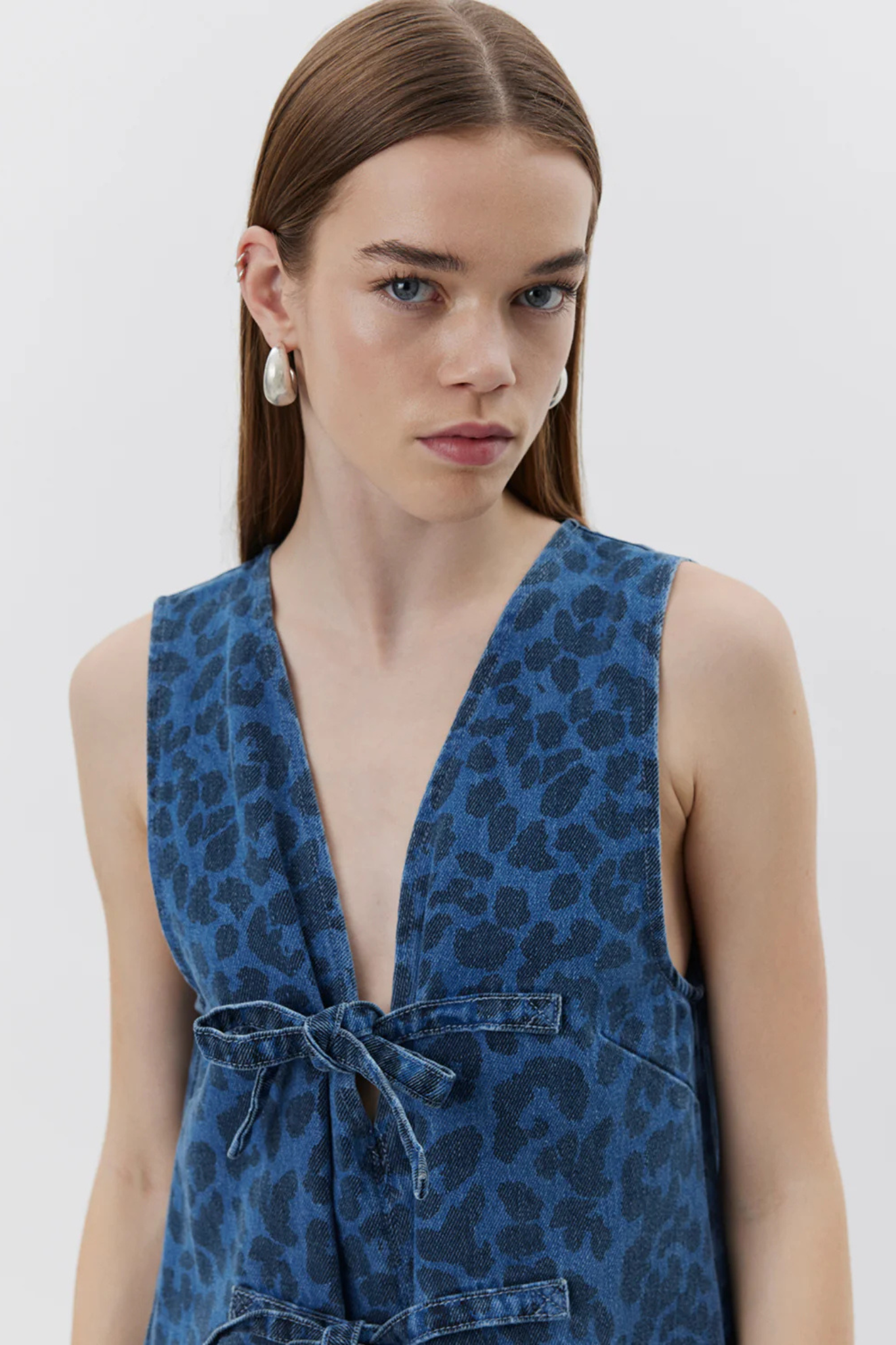 Model wearing the Sofie Schnoor ingrid dress in leopard denim blue. Front view