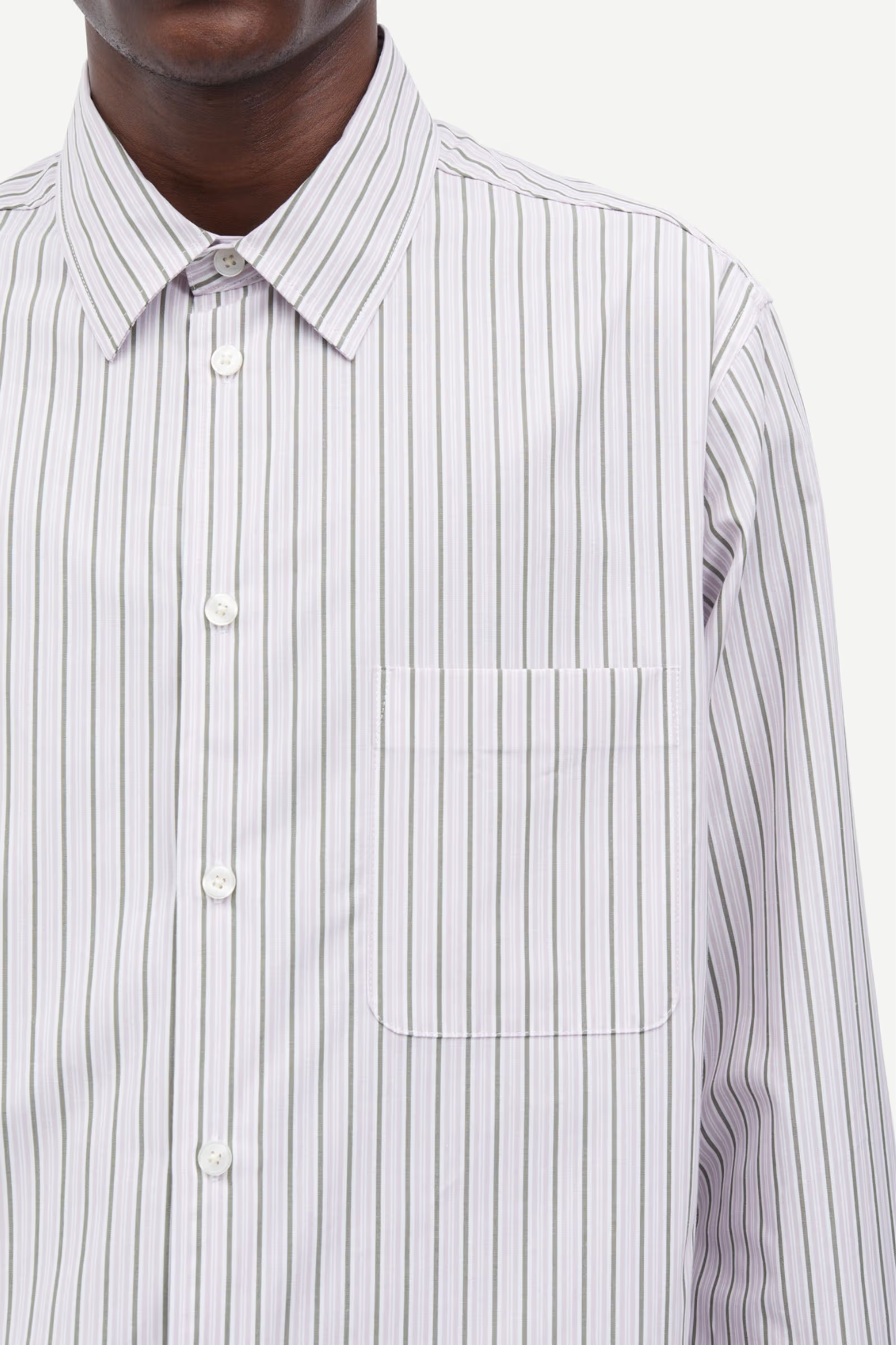 Model wearing the Samsoe Samsoe striped sadamon j shirt in orchid haze. Close front view