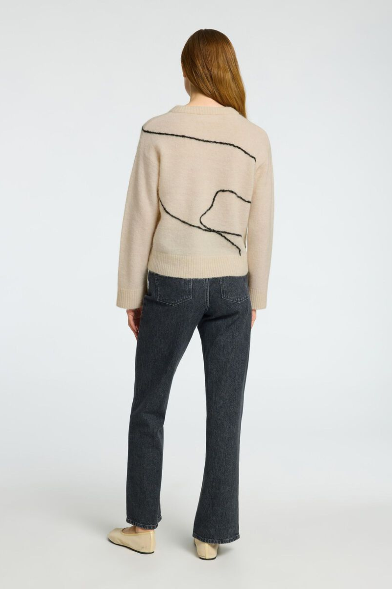 Model wearing the Selected Femme SLFSIA Ras knit artwork in birch / black. Back view