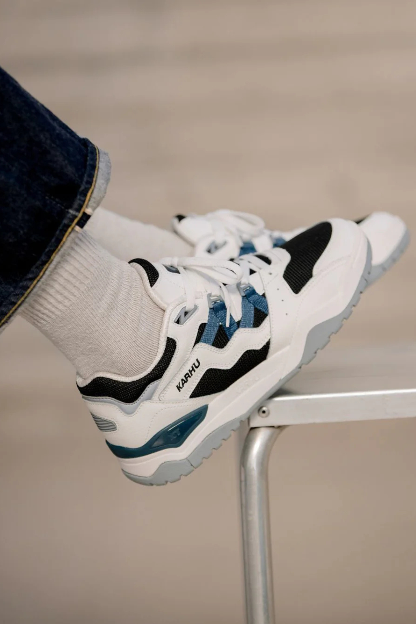 Karhu fusion XT men sneakers in white, black and blue. Side view