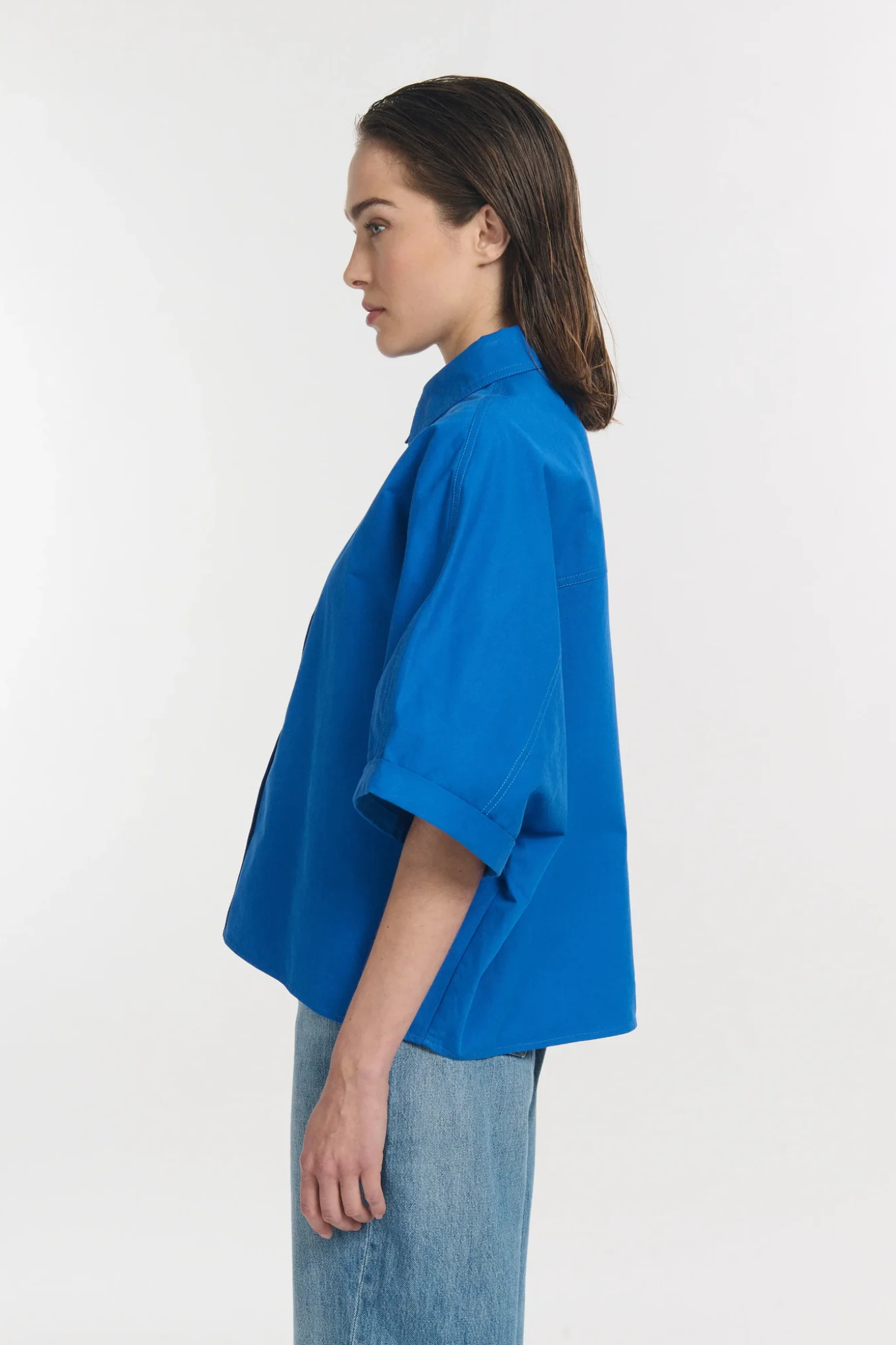 Model wearing the Labdip dolly popeline blouse in bleu royal. Side view