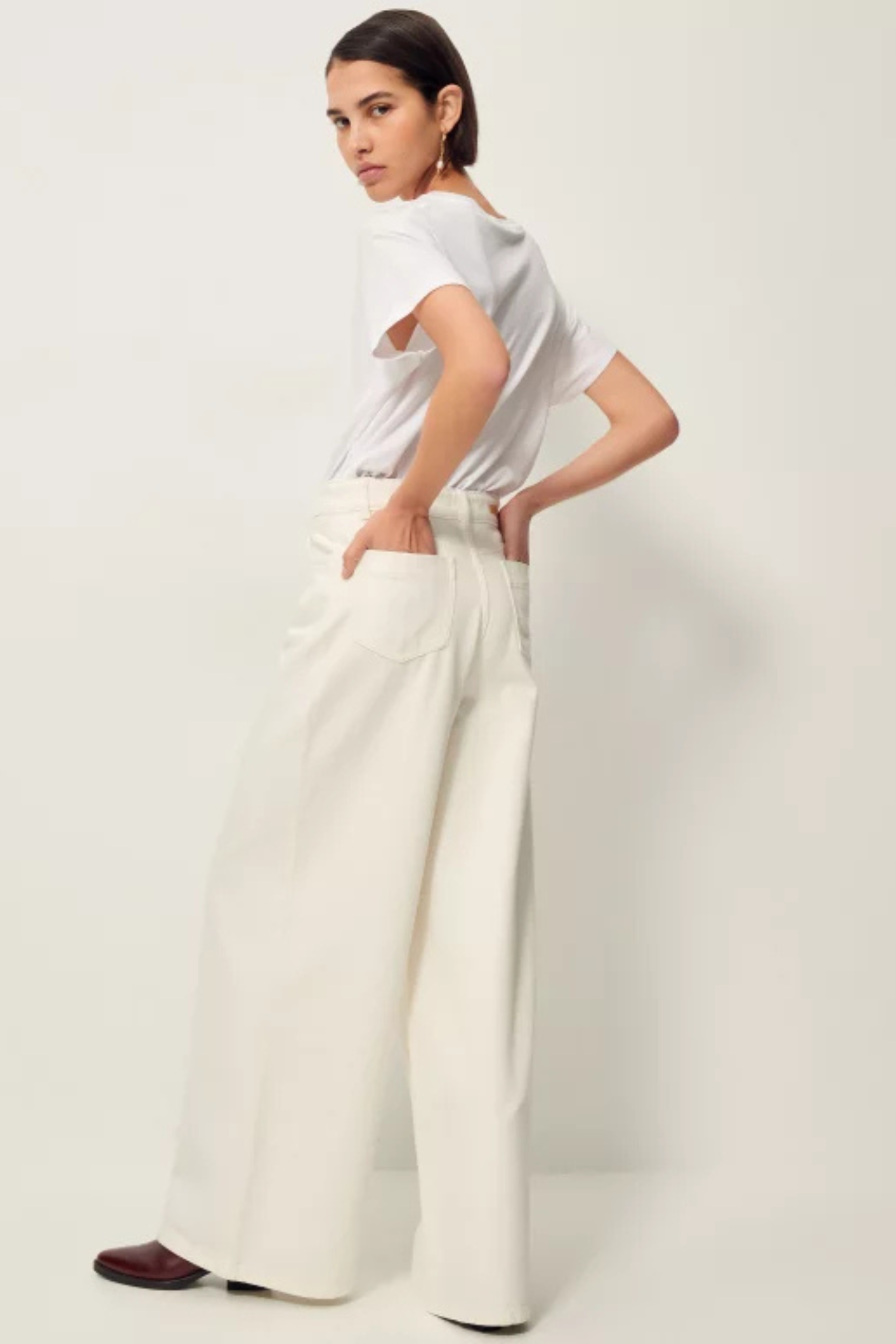 Model wearing the Sessun dalt 5 pockets jeans in white. Back view