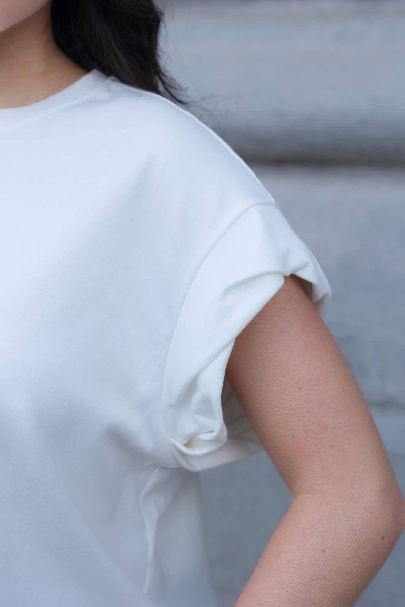 Model wearing the JIJI calie t-shirt in creme. Close sleeve view