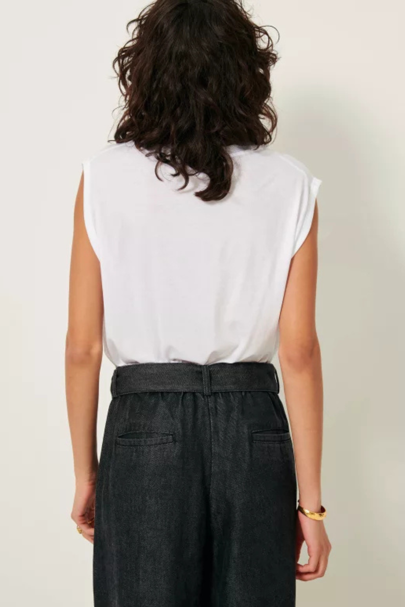 Model wearing the Sessun deedo sleeveless t-shirt in white. Back view