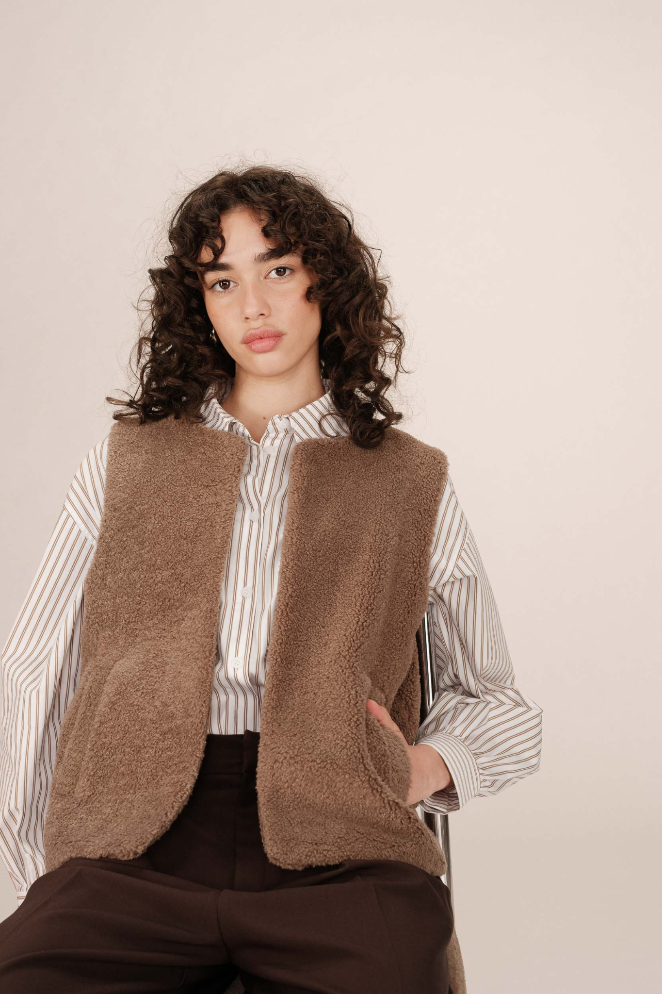 SINATRA SLEEVELESS JACKET  - TAUPE