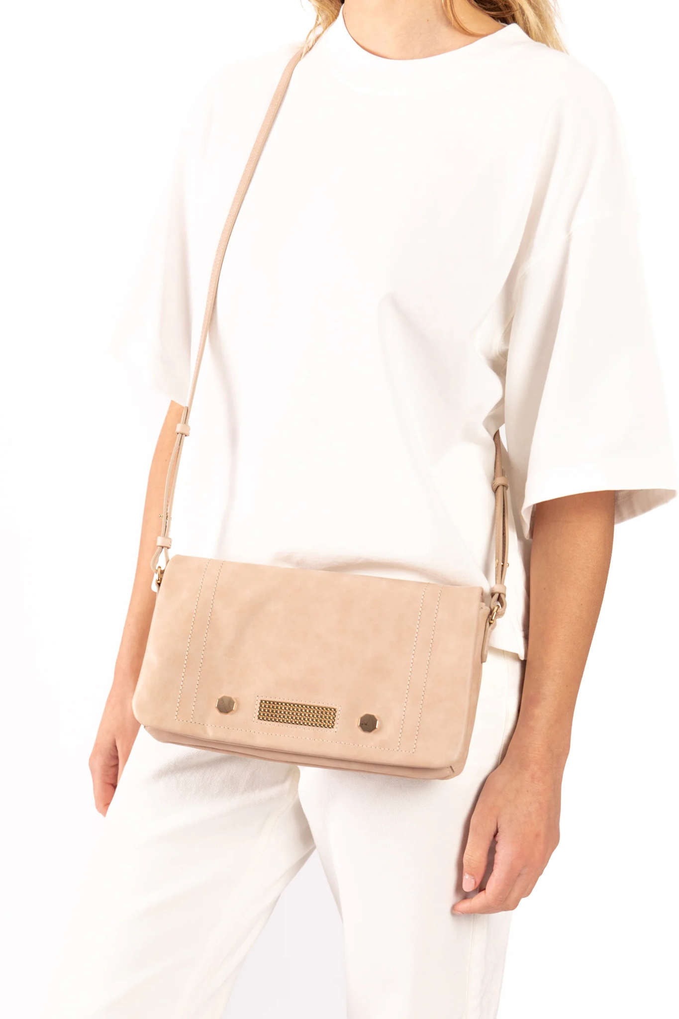 Model wearing the Clio Goldbrenner classic sand comus bag. Front view