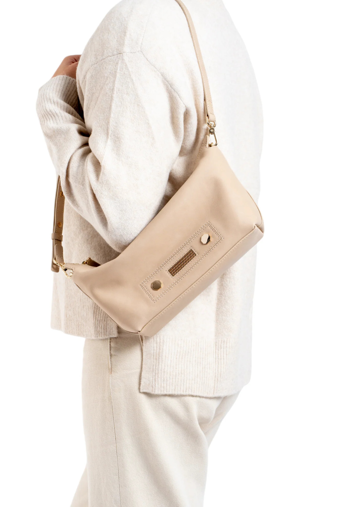 Model wearing the Clio Goldbrenner sand Stella classic bag. Front view