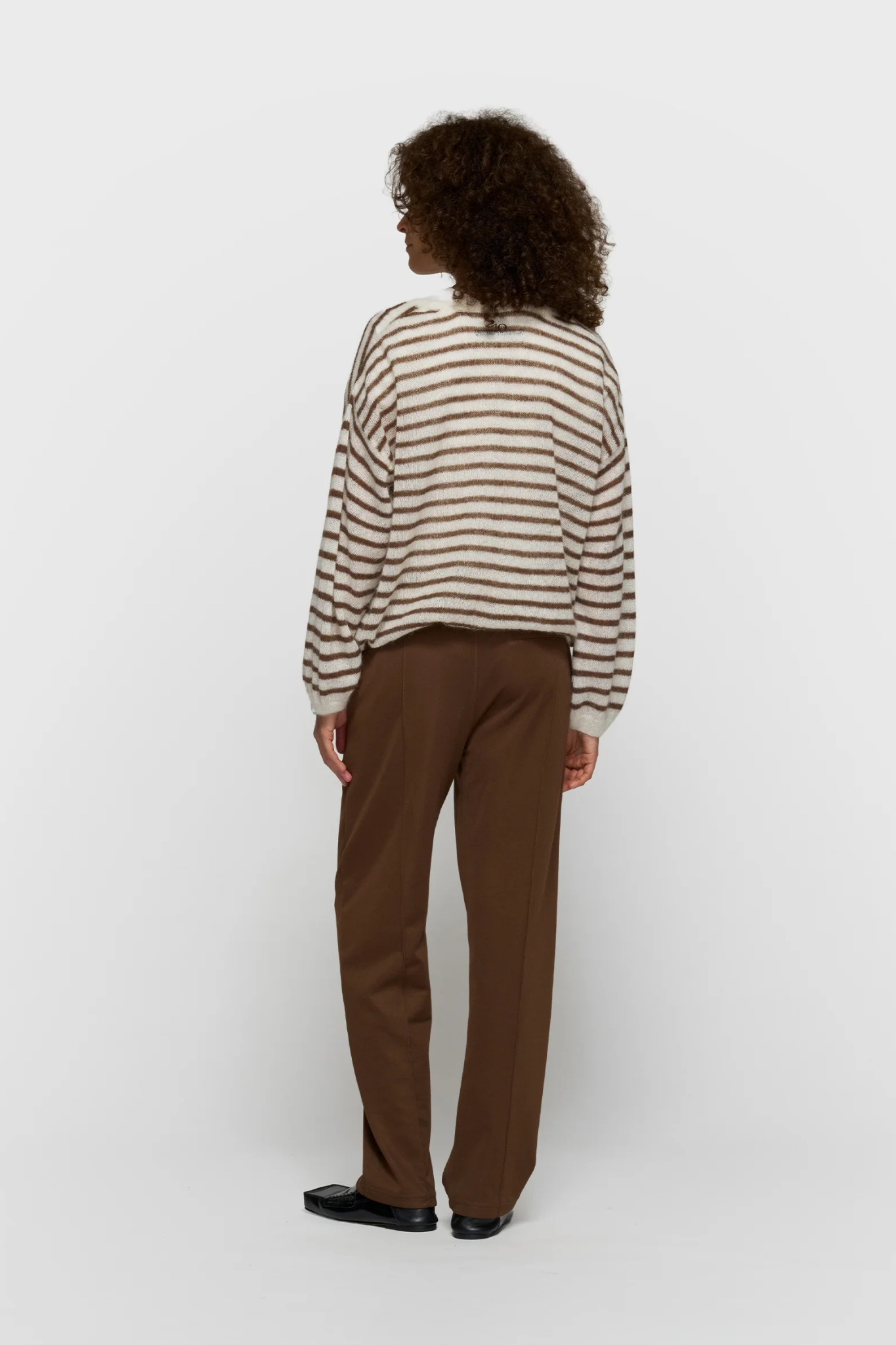 THIN V-NECK KNIT SWEATER - DARK TRUFFLE/ECRU