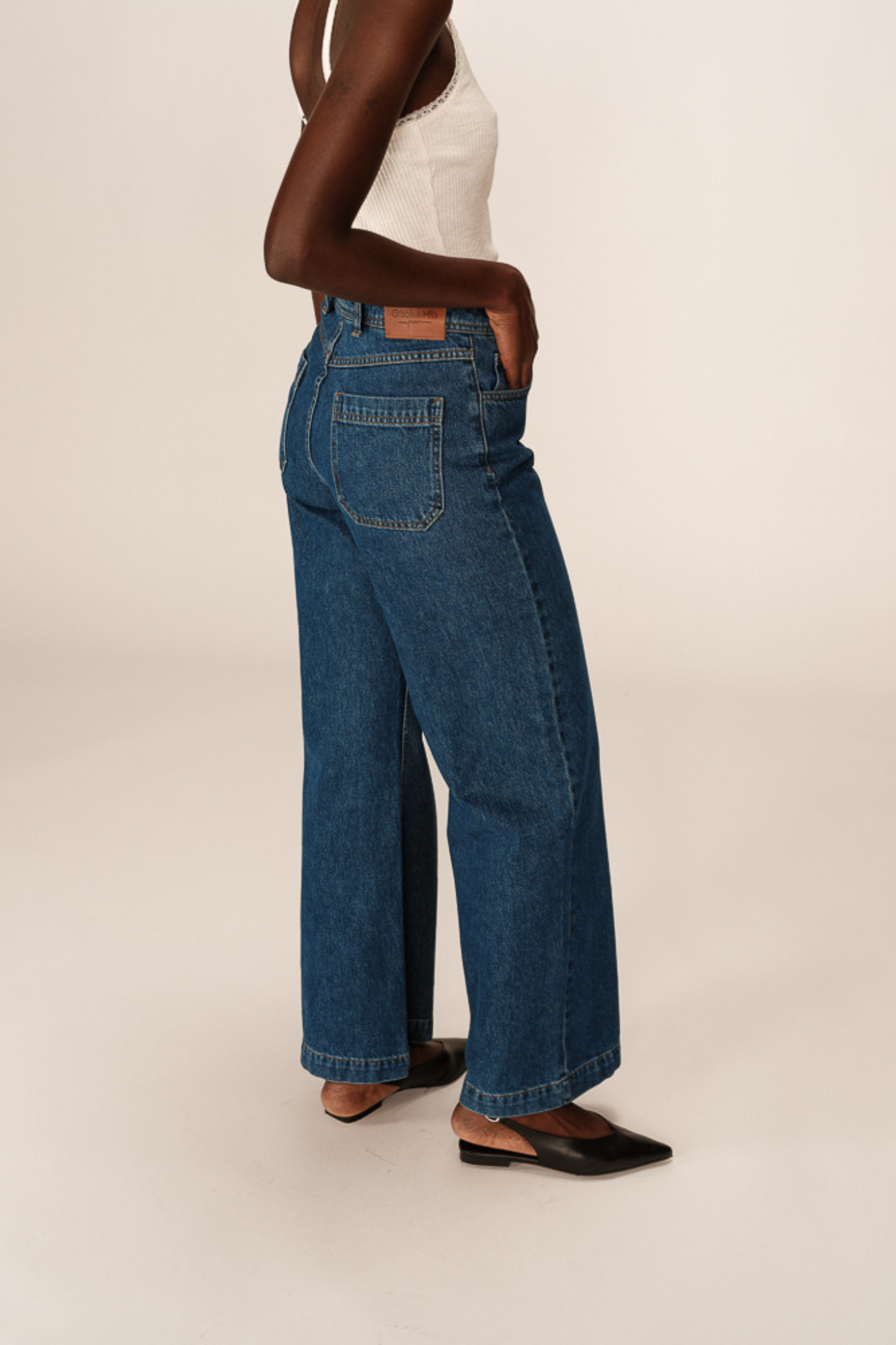 Model wearing the Grace & Mila james jeans in medium blue. Side view