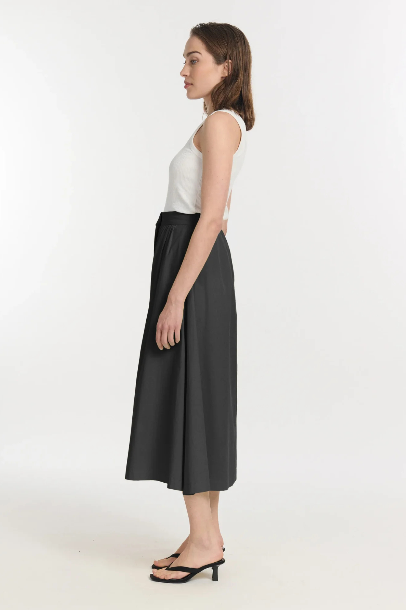 Model wearing the Labdip juno popeline skirt in black. Side view