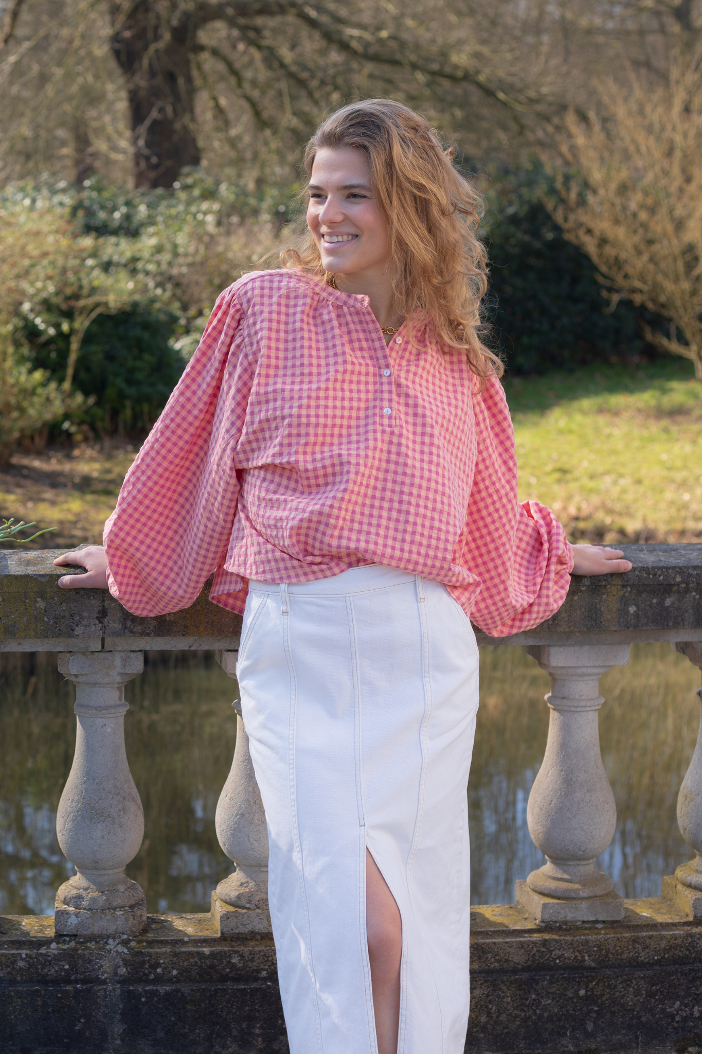 Model wearing the FRNCH noura blouse in rose. Front view