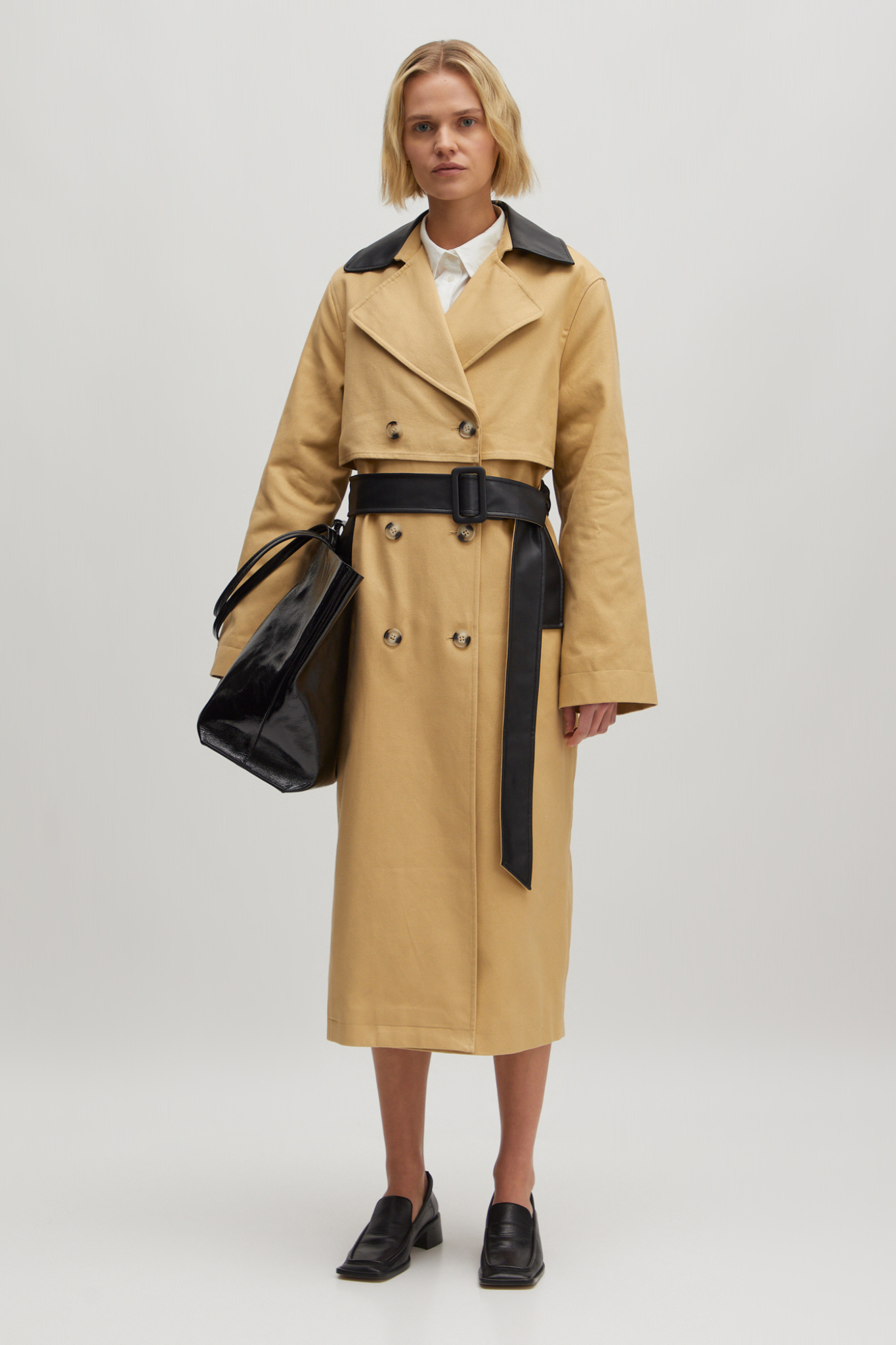 Model wearing the Edited aiko trenchcoat in beige and black. Front view