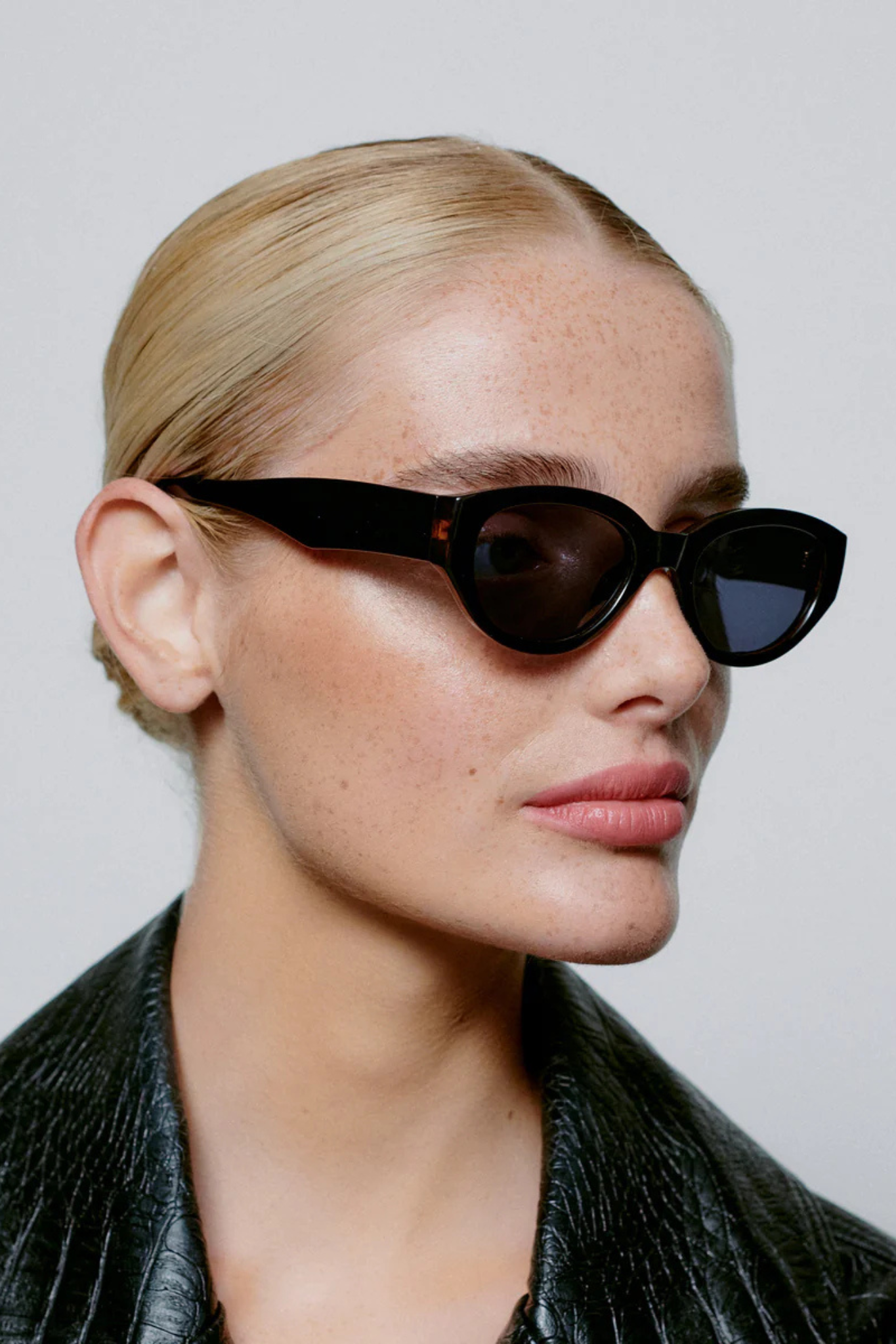 Model wearing the A. Kjaerbede winnie sunglasses in black. Side view