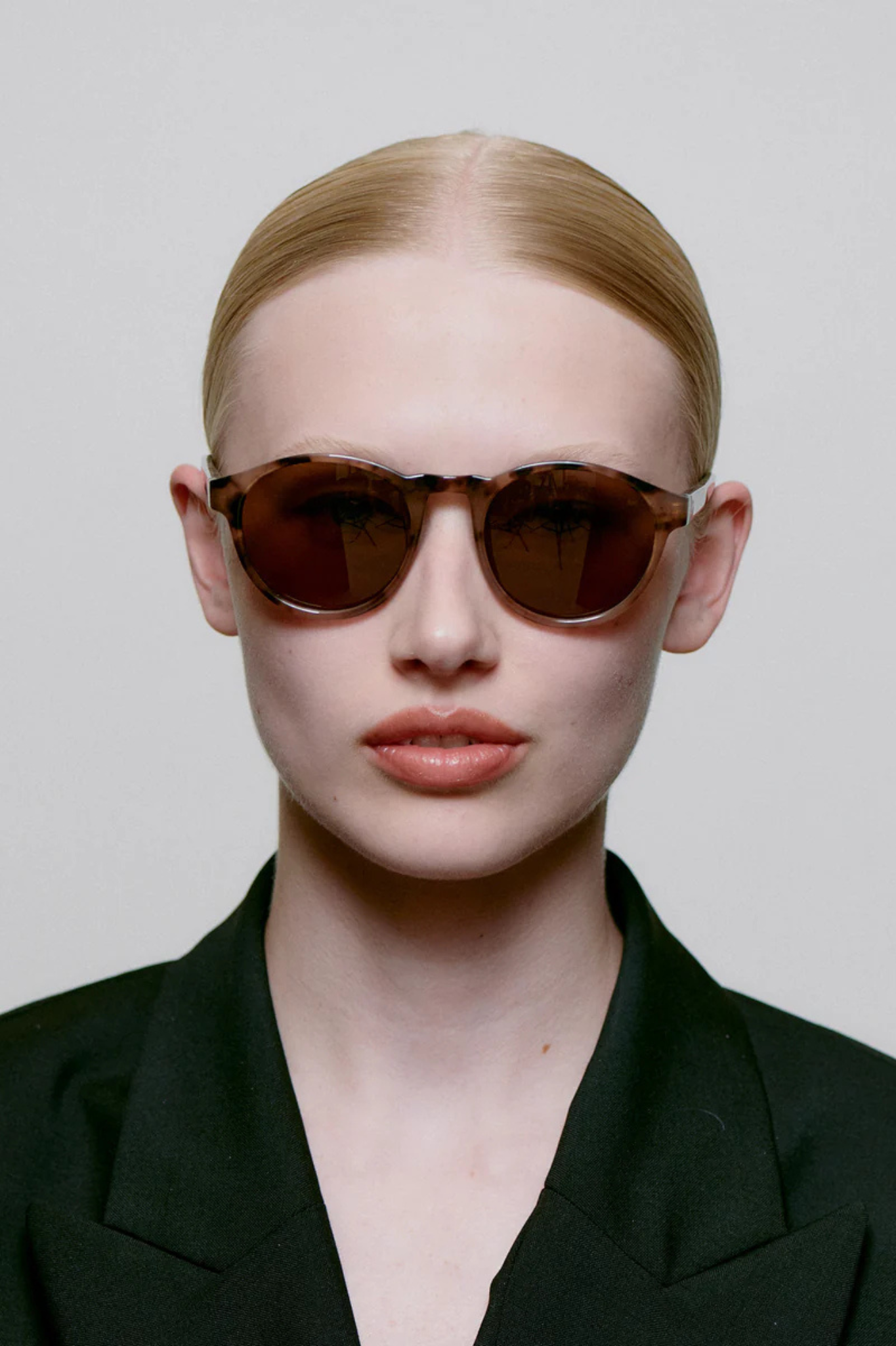 Model wearing the A. Kjaerbede marvin sunglasses in coquina. Front view