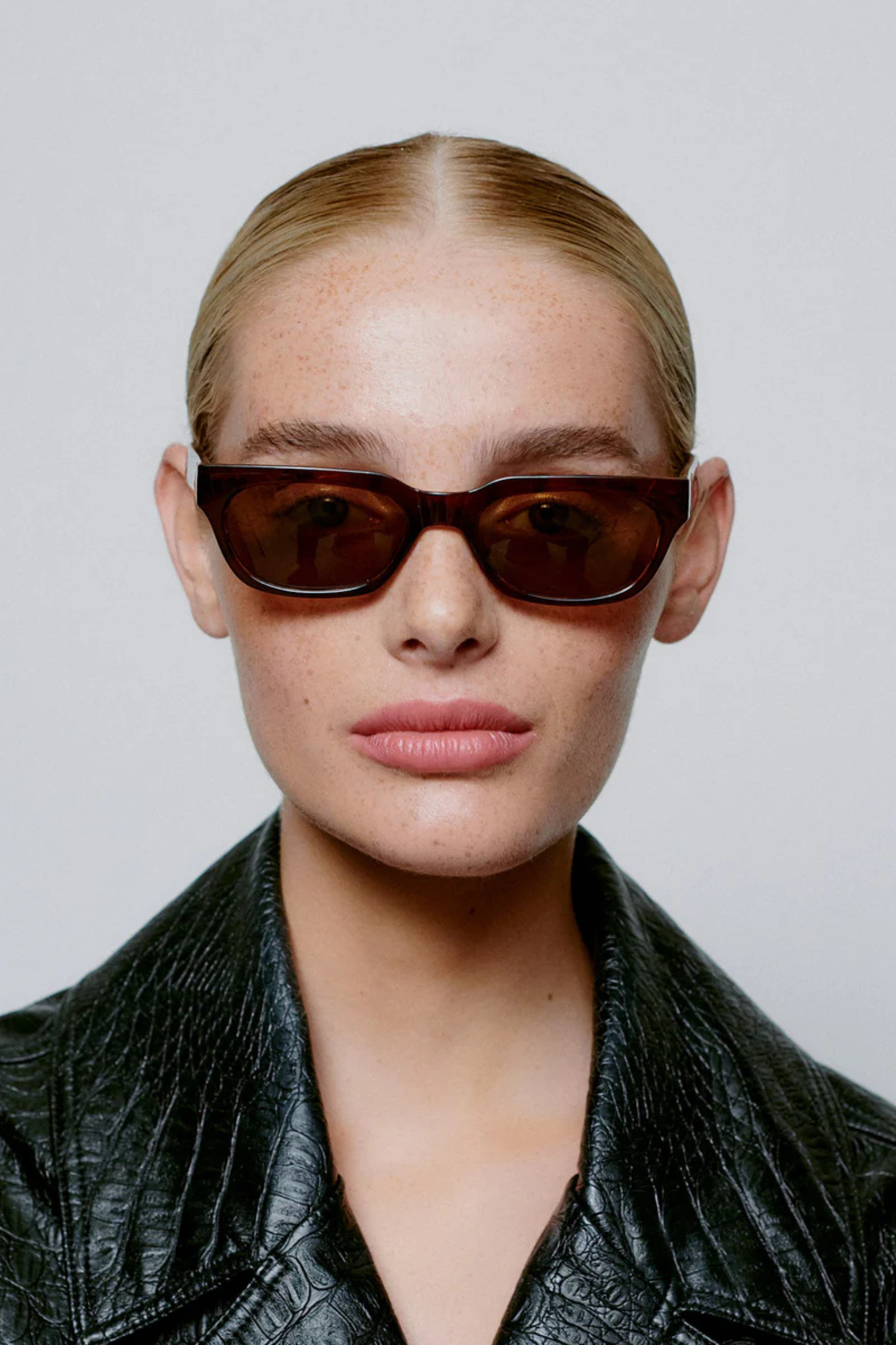 Model wearing the A. Kjaerbede bror sunglasses in brown/demi light brown transparent. Front view