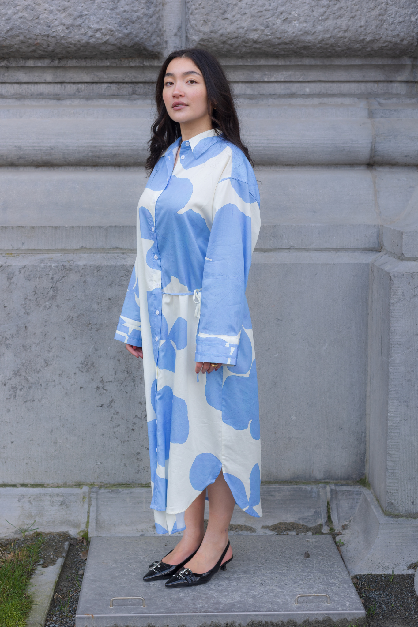 Model wearing the JIJI ninon dress in white and blue flower. Side view