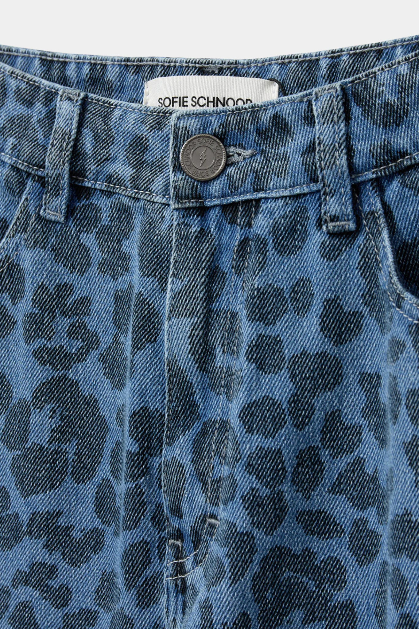 Sofie Schnoor Tokyo jeans in leopard denim blue. Close front view