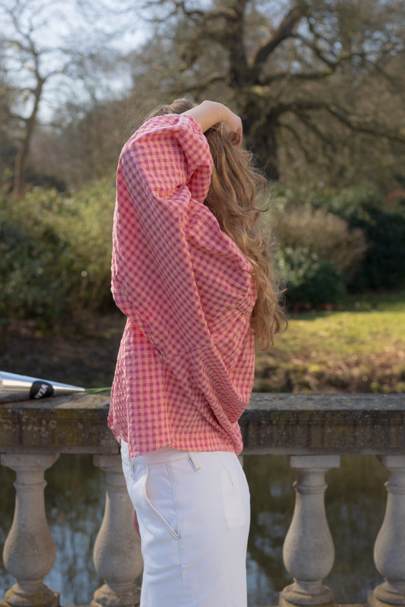 Model wearing the FRNCH noura blouse in rose. Side view