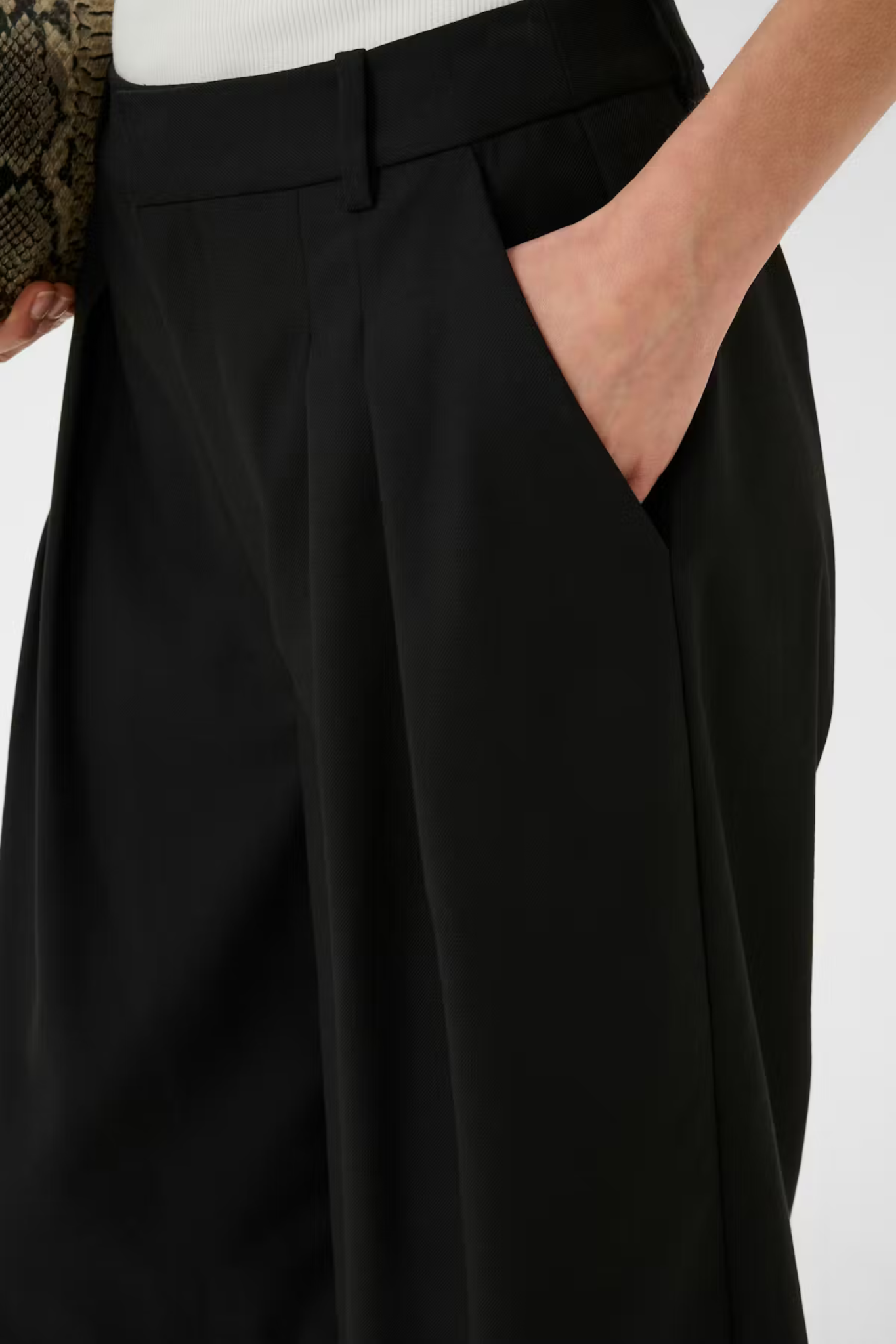 PAULA HW SHORTS - BLACK