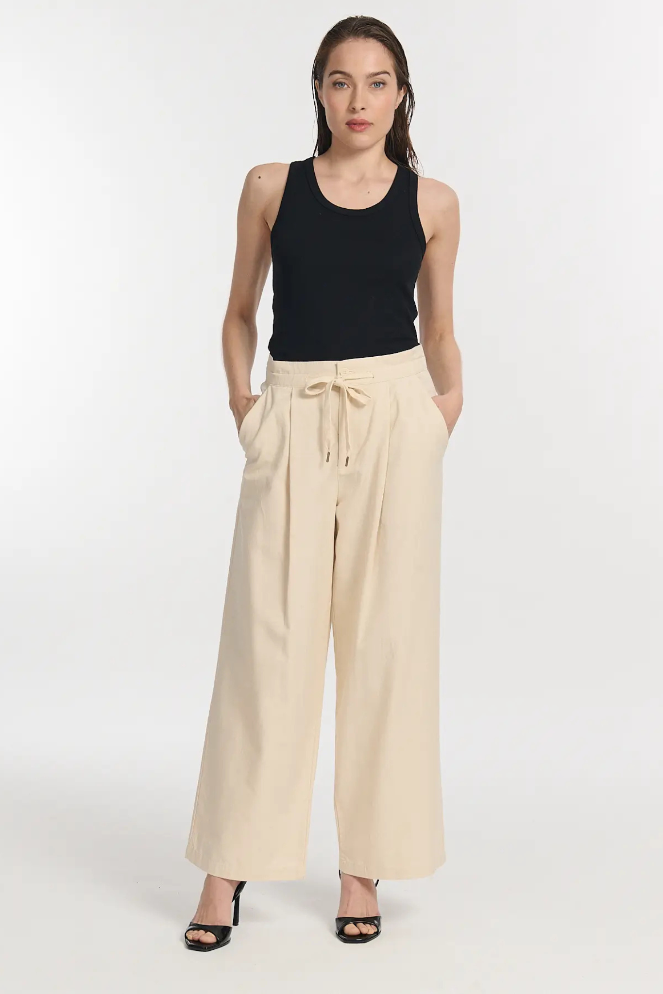 Model wearing the Labdip terry pants in ecume. Front view